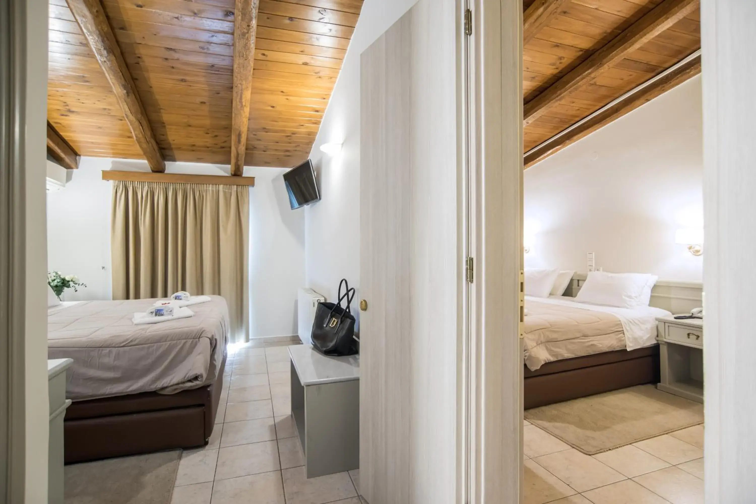 Family Connecting Twin Rooms with Spa Bath in Parnassos Delphi Hotel Family Connecting Twin Rooms with Spa Bath in Parnassos Delphi Hotel