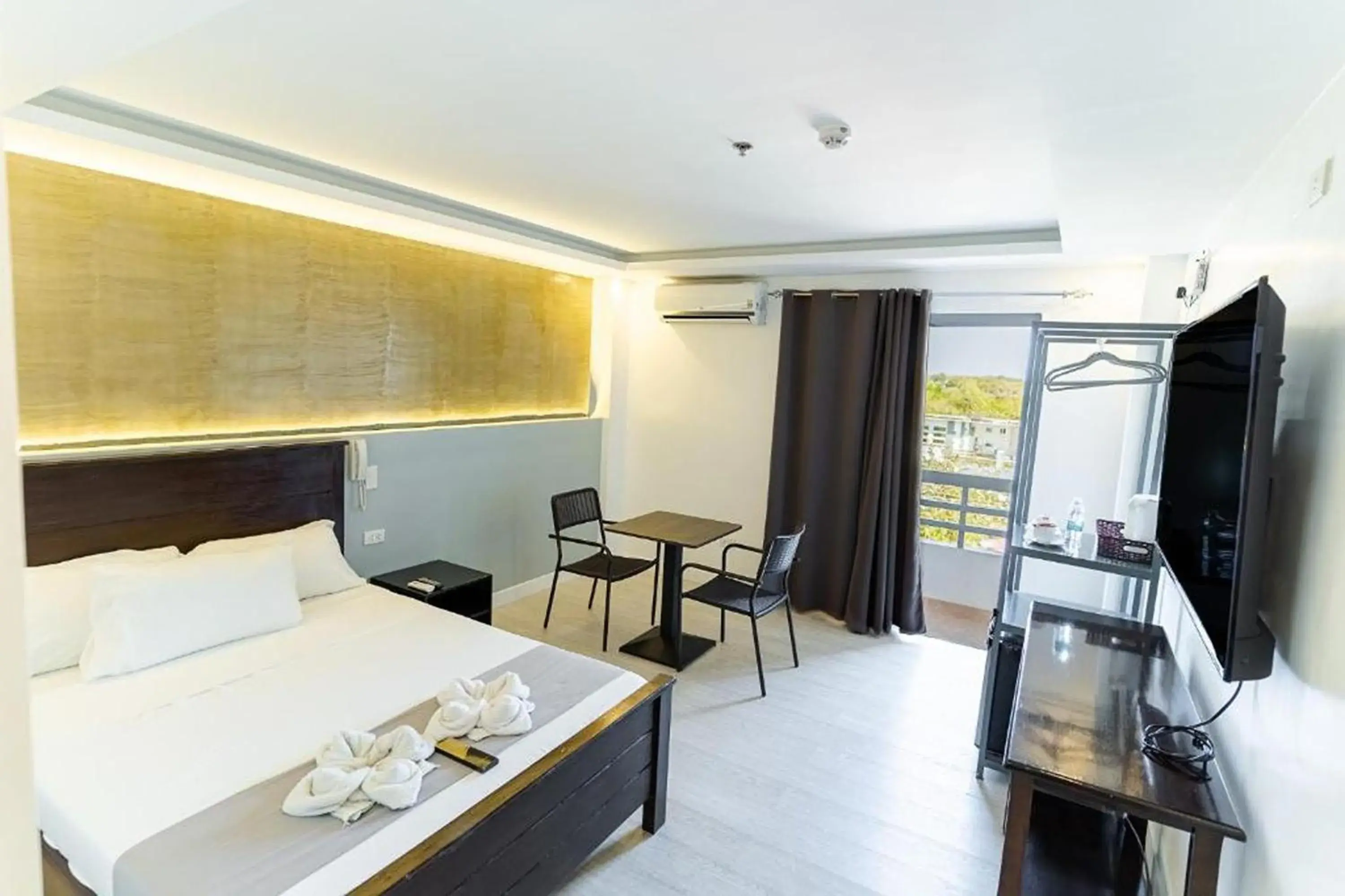 Standard Queen Room in Spotlight Hotel near Hundred Islands Wharf Standard Queen Room in Spotlight Hotel near Hundred Islands Wharf