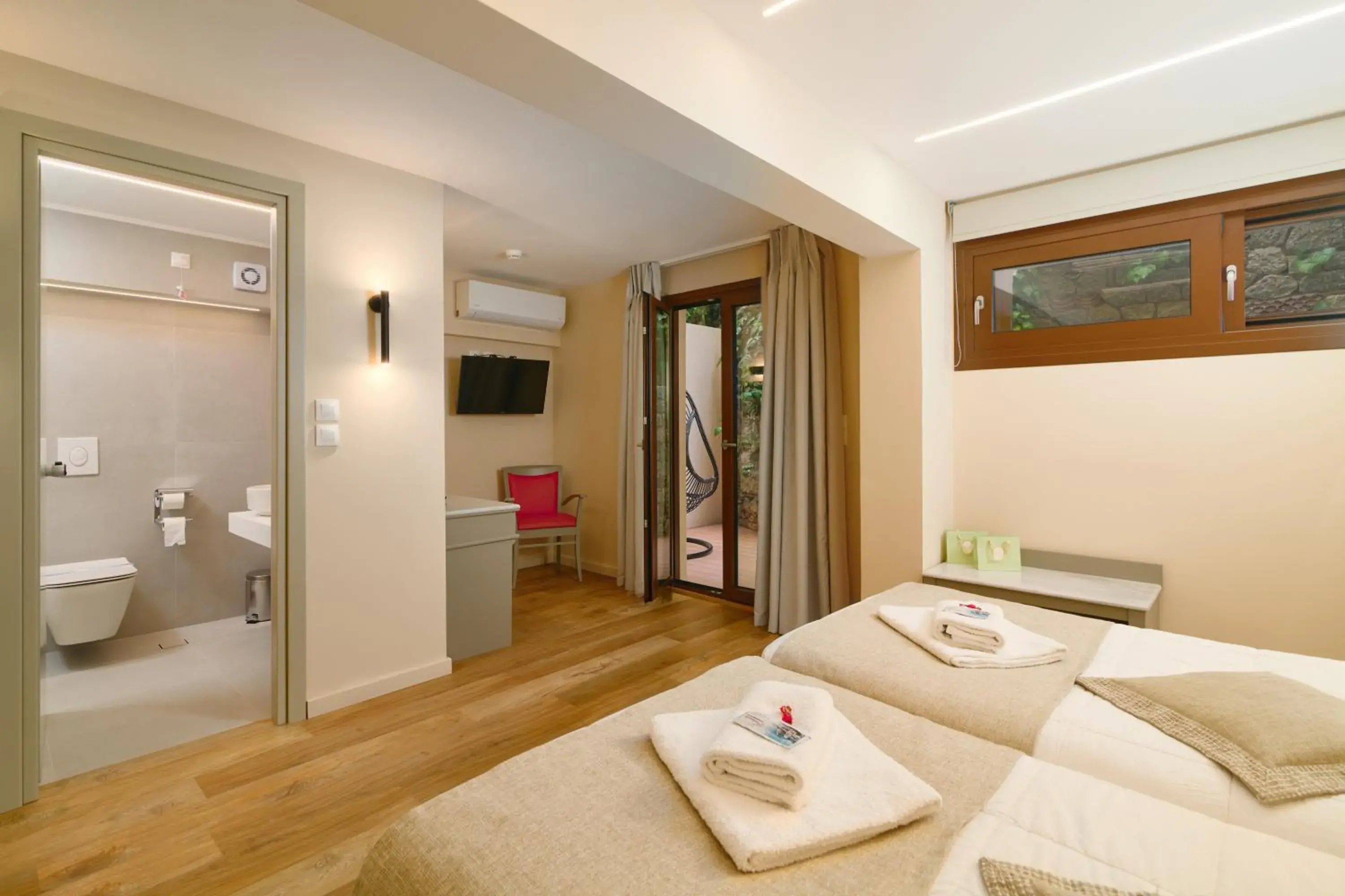 Quadruple Room with Spa Bath in Fedriades Delphi Hotel Quadruple Room with Spa Bath in Fedriades Delphi Hotel