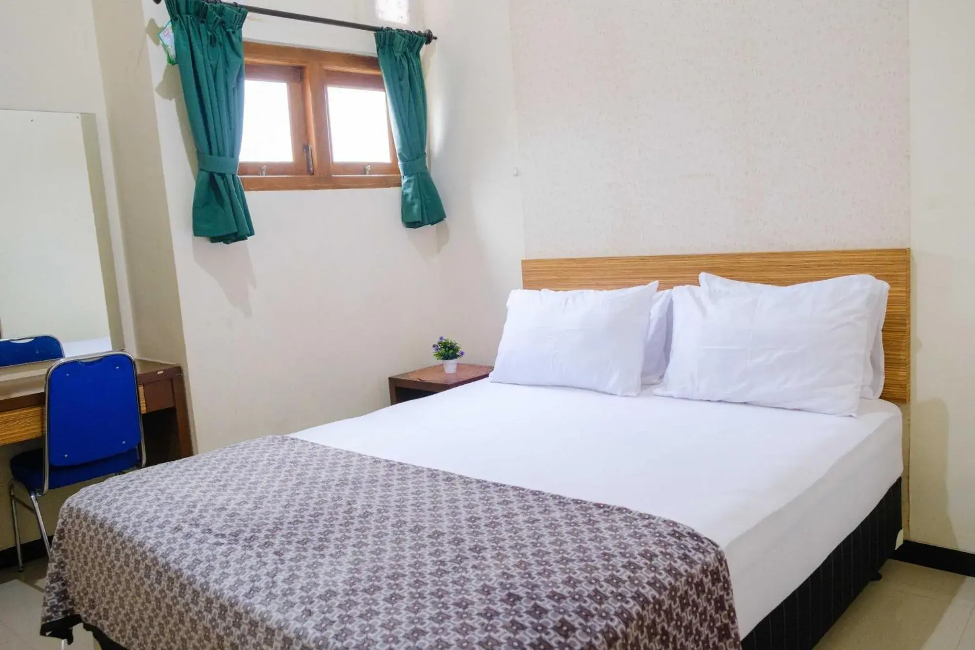 Superior Double Room in Homestay Griya Kinasih Syariah Pati Mitra RedDoorz Superior Double Room in Homestay Griya Kinasih Syariah Pati Mitra RedDoorz