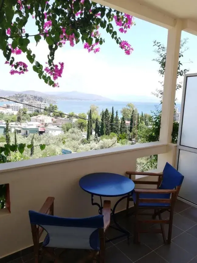 Double or Twin Room with Balcony in Heliotopos Apartments Double or Twin Room with Balcony in Heliotopos Apartments