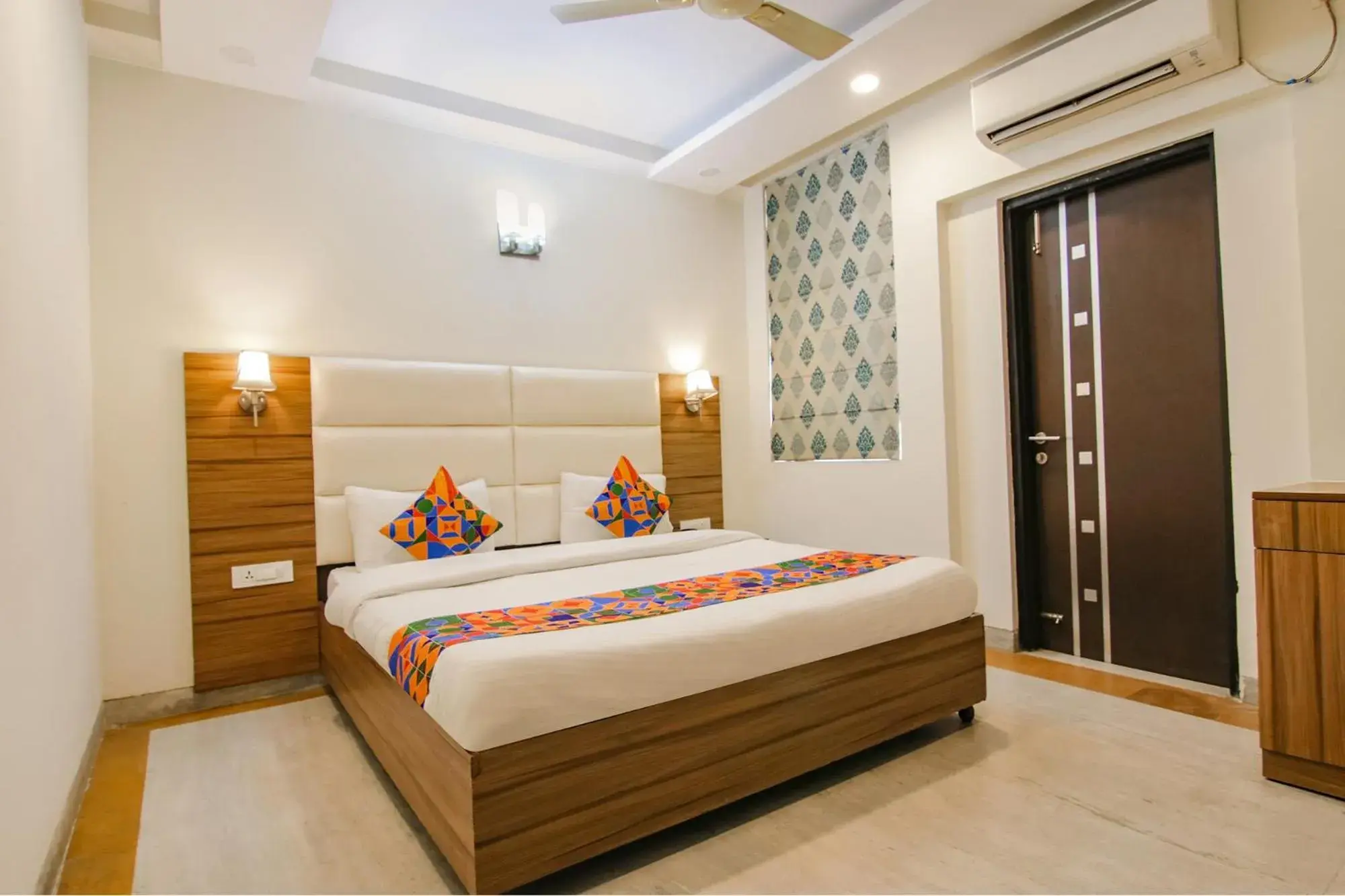 Deluxe Double Room with Balcony in Hotel Leaf 9 INN, Cyber City near Ambience Mall Deluxe Double Room with Balcony in Hotel Leaf 9 INN, Cyber City near Ambience Mall