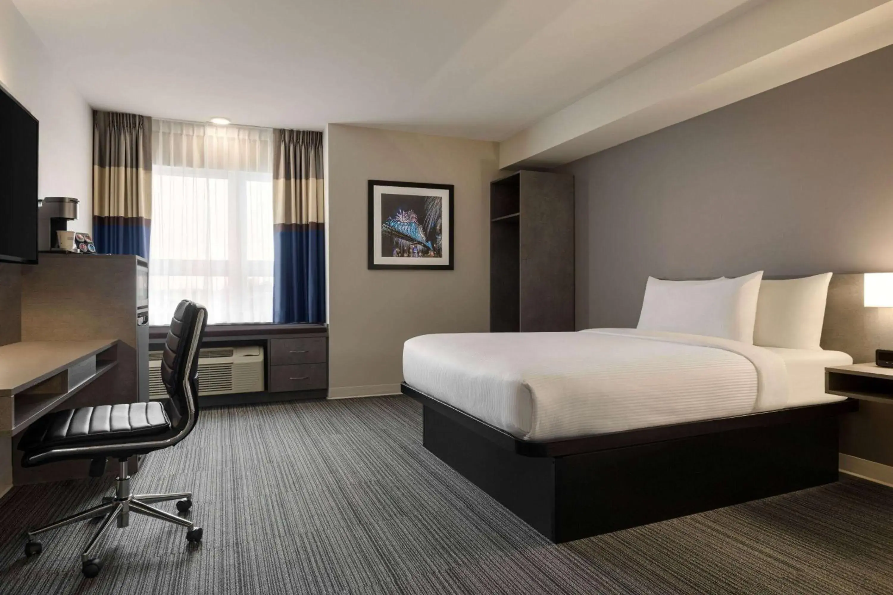 Queen Room with Mobility/Hearing Access and Roll-In Shower, Non-Smoking in Microtel Inn & Suites by Wyndham Boisbriand Queen Room with Mobility/Hearing Access and Roll-In Shower, Non-Smoking in Microtel Inn & Suites by Wyndham Boisbriand