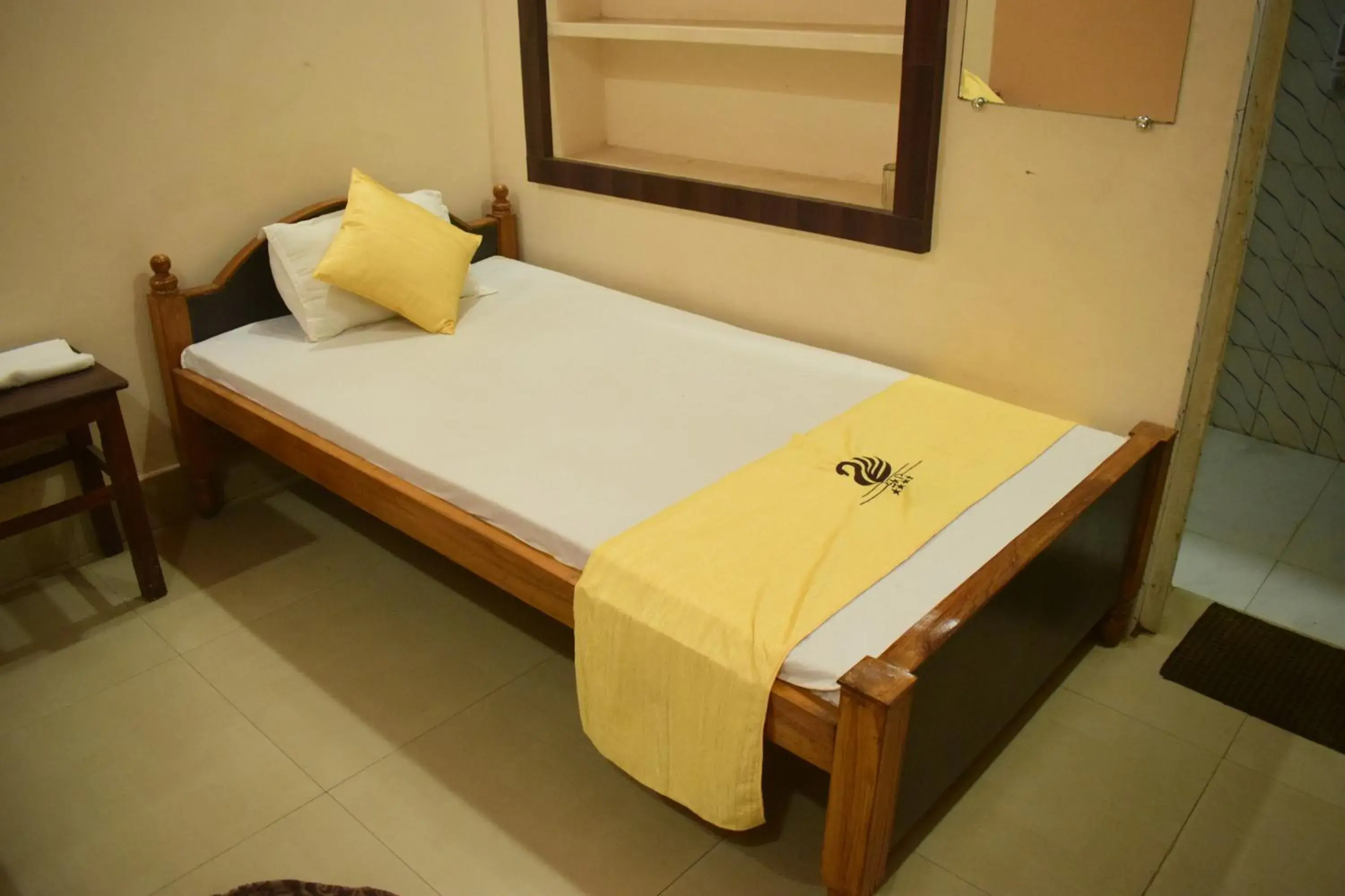 Budget Double Room in Hotel Shakuntla Palace - 400 Meters away from Vishnu Pad Temple 7 mins walk Budget Double Room in Hotel Shakuntla Palace - 400 Meters away from Vishnu Pad Temple 7 mins walk