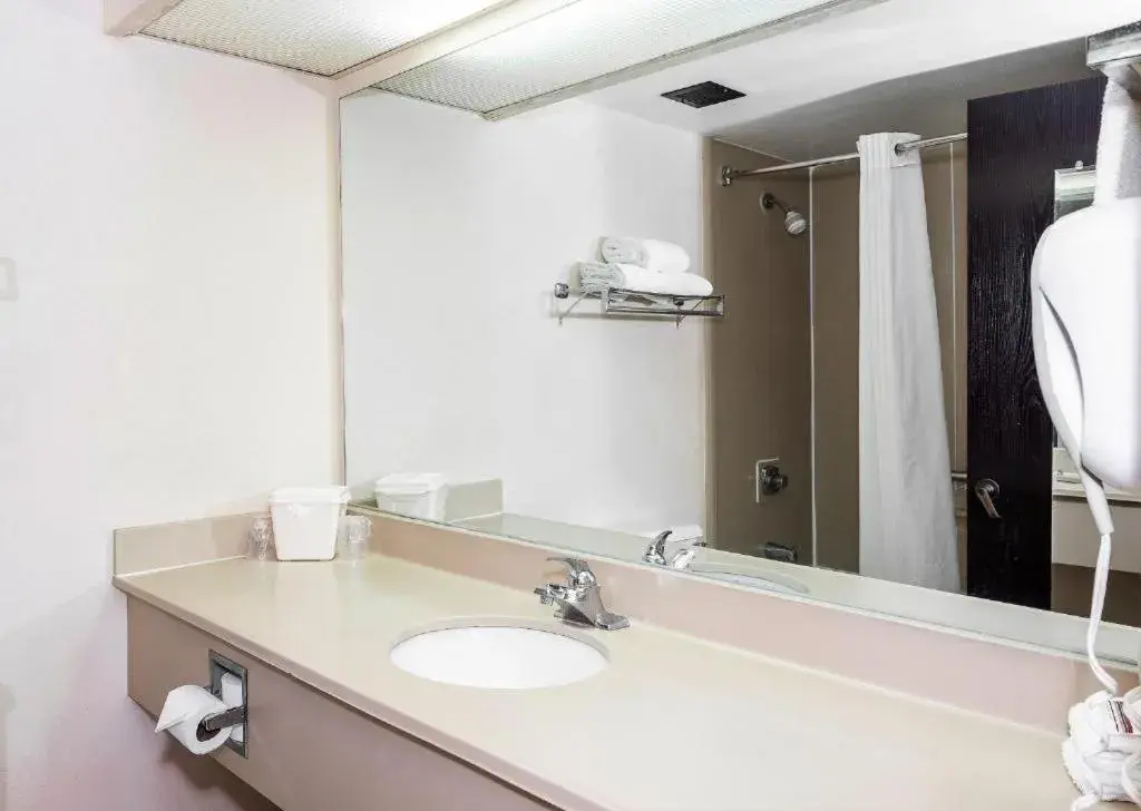 Deluxe Room - single occupancy in MY HOME & SUITES MADISON GA Deluxe Room - single occupancy in MY HOME & SUITES MADISON GA