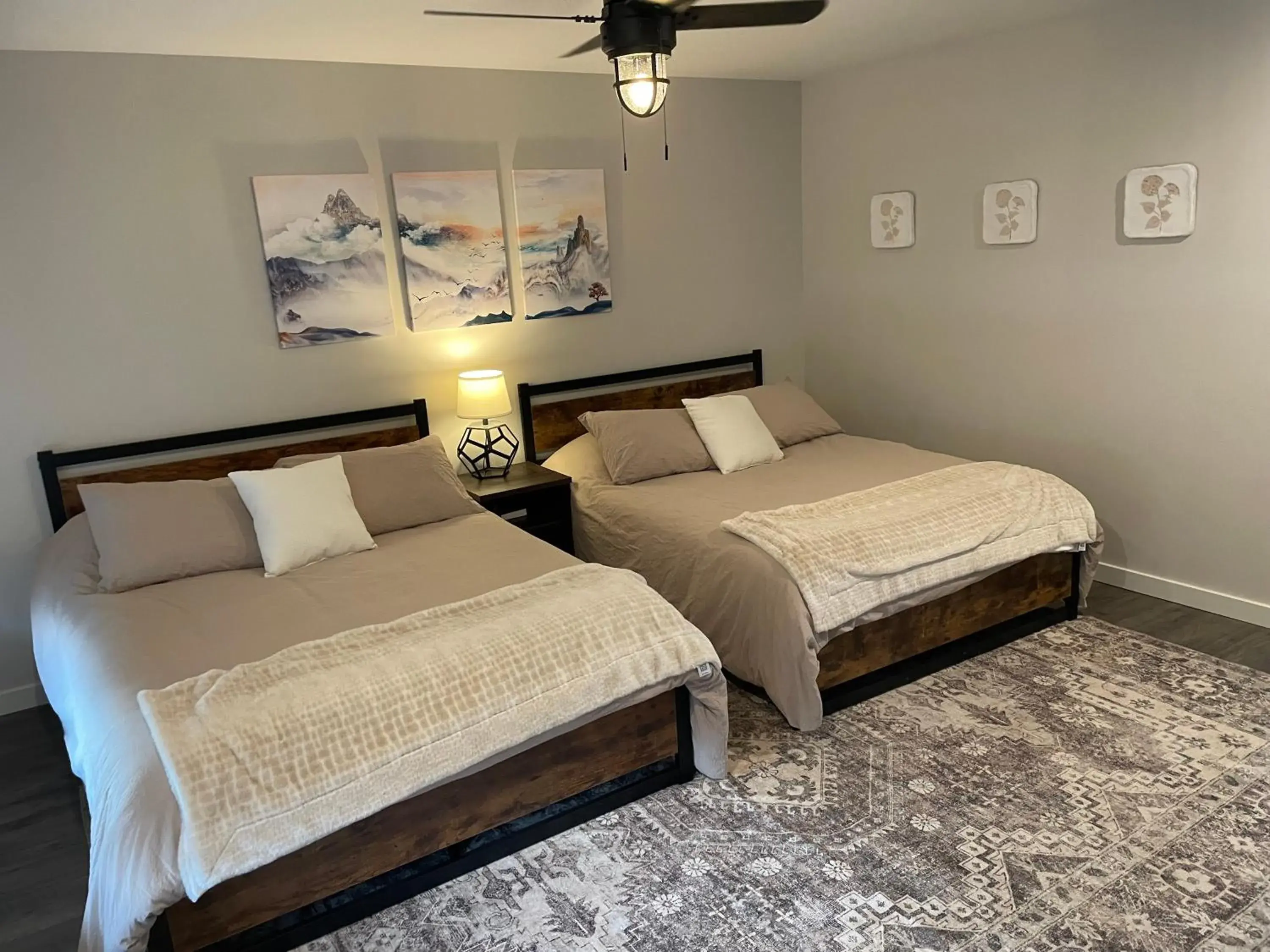 Deluxe Queen Room in Alaska Lake + Lodge at Longmere Deluxe Queen Room in Alaska Lake + Lodge at Longmere