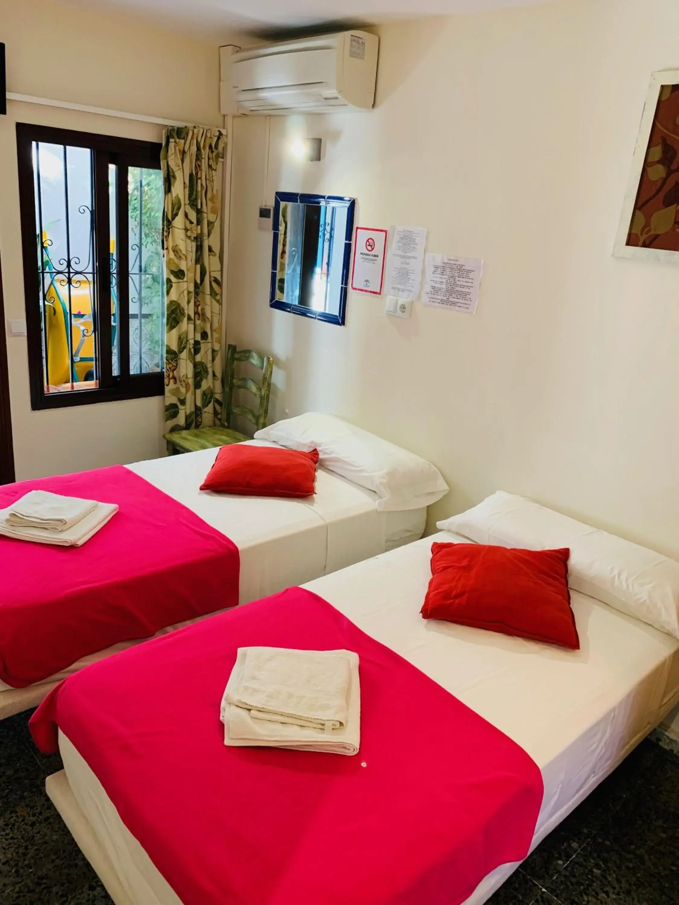 Twin Room with Private Bathroom in Pensión Aduar Twin Room with Private Bathroom in Pensión Aduar