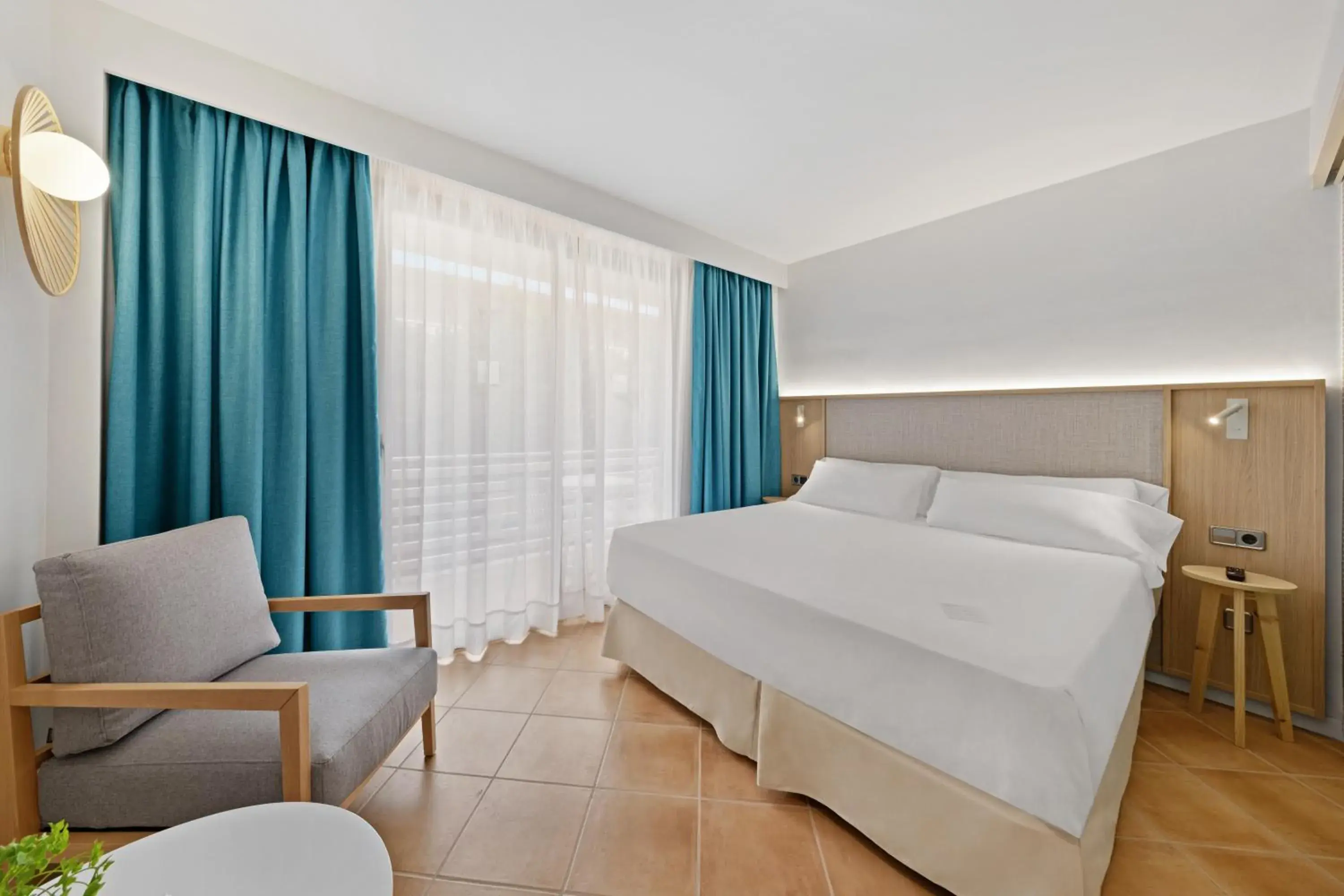 Superior (2 adults + 1 child) in Occidental Cala Viñas Superior (2 adults + 1 child) in Occidental Cala Viñas