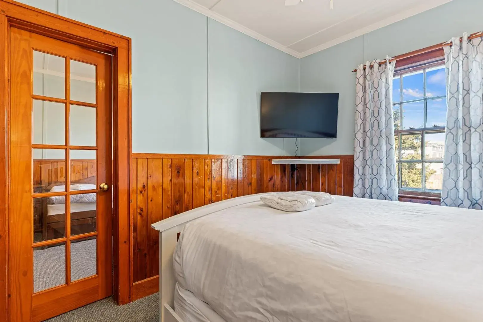 Superior Queen Room in Nags Head Beach Inn by KEES Vacations Superior Queen Room in Nags Head Beach Inn by KEES Vacations