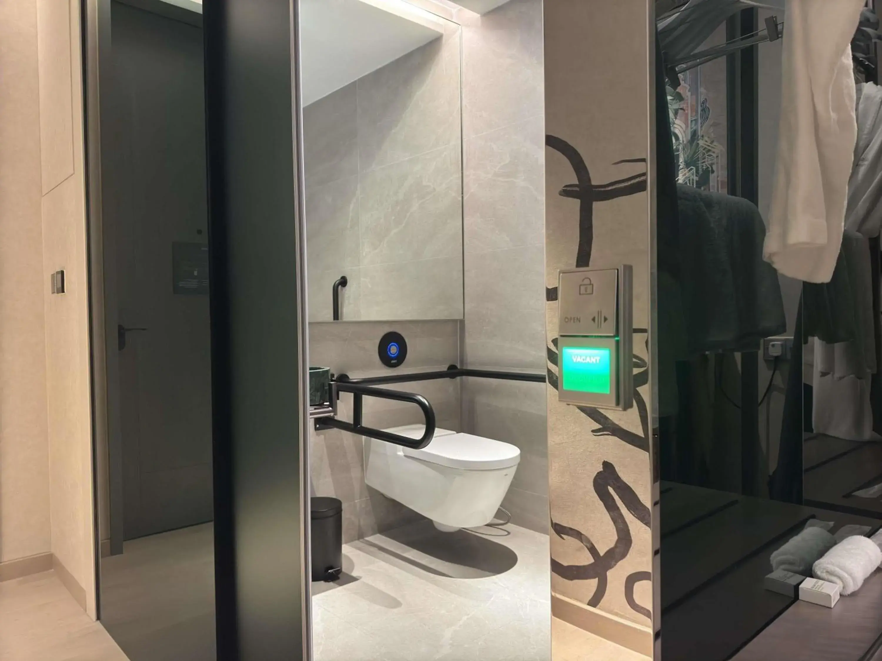 Signature Accessible Queen in Mondrian Singapore Duxton Signature Accessible Queen in Mondrian Singapore Duxton