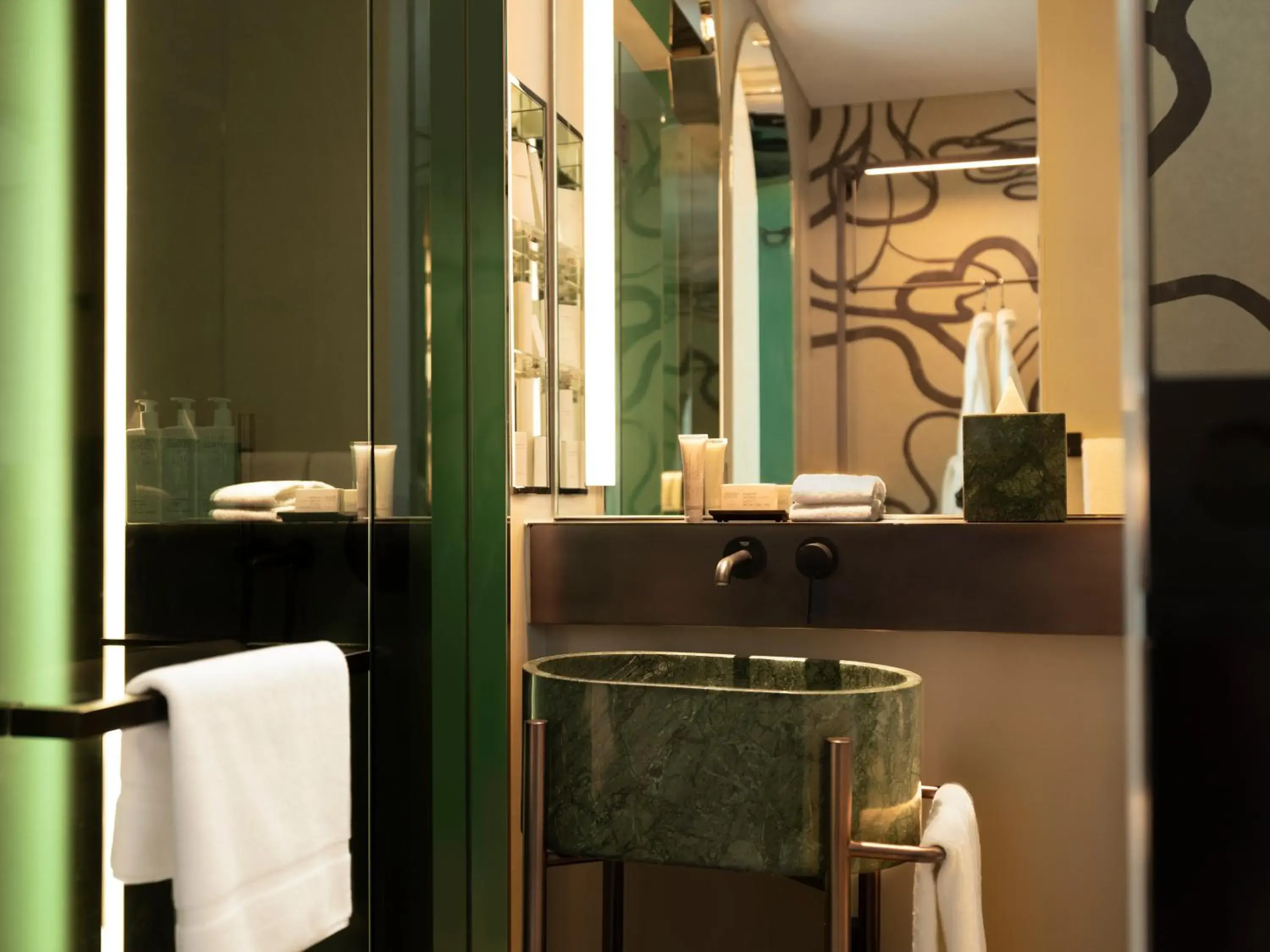 Executive King with Club Benefits, High Floor in Mondrian Singapore Duxton Executive King with Club Benefits, High Floor in Mondrian Singapore Duxton