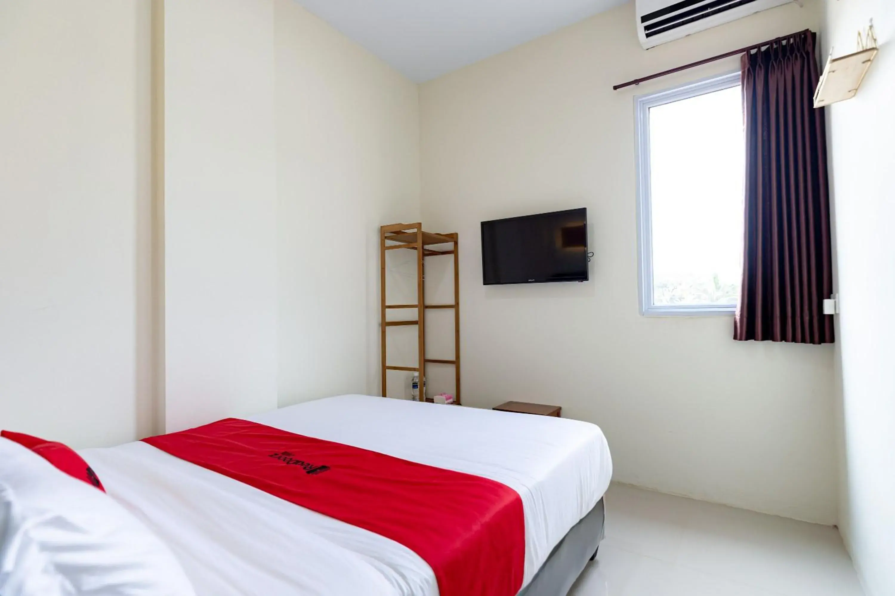 Double Room in RedDoorz Plus at Komplek ABC Batu Aji Batam Double Room in RedDoorz Plus at Komplek ABC Batu Aji Batam