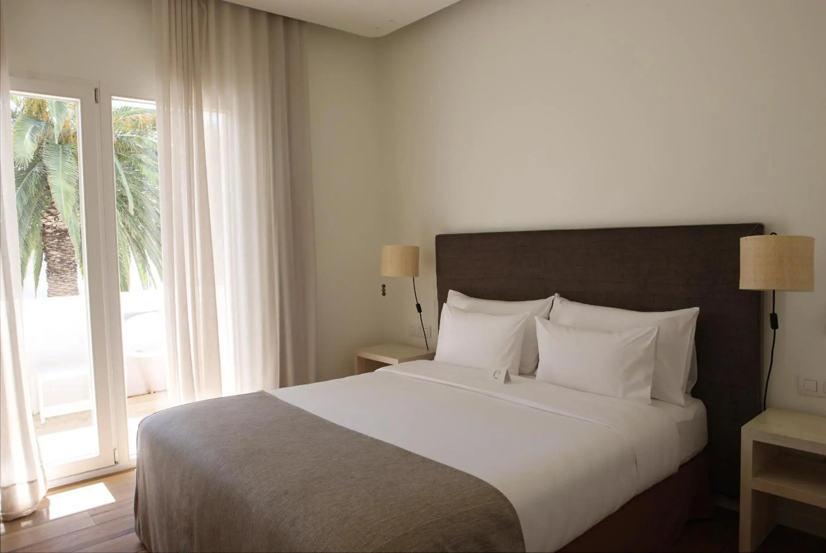 Double Room with Garden View and Balcony in Hostal Empúries Double Room with Garden View and Balcony in Hostal Empúries