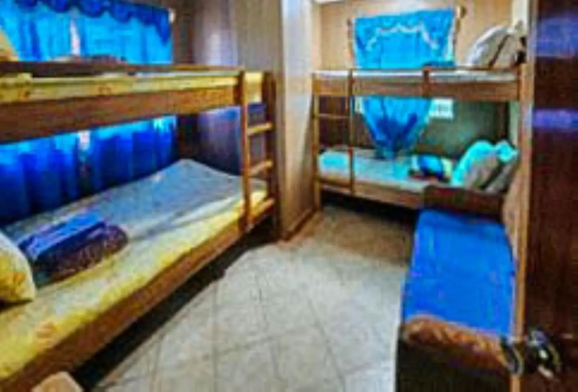 Deluxe Family Room in RedDoorz Hostel @ Faes Transient House Deluxe Family Room in RedDoorz Hostel @ Faes Transient House