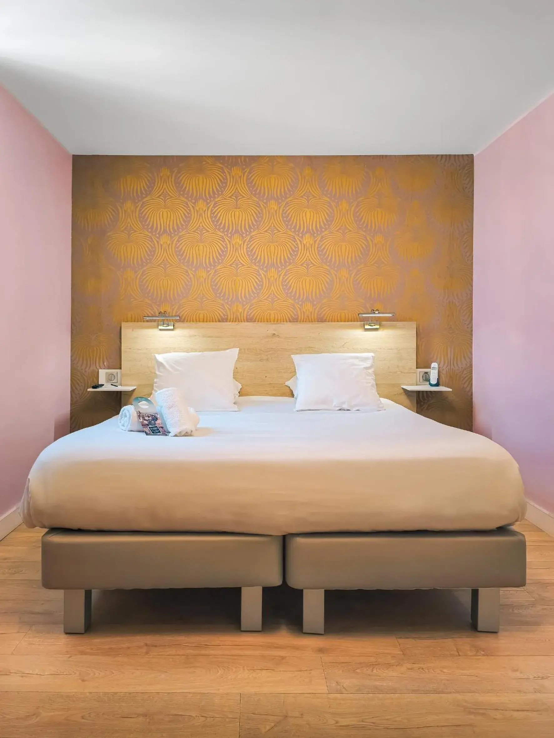 Deluxe Room with Sauna Access in Grand Hôtel Dauphiné Toulon, Boutique Hôtel & Suites Deluxe Room with Sauna Access in Grand Hôtel Dauphiné Toulon, Boutique Hôtel & Suites