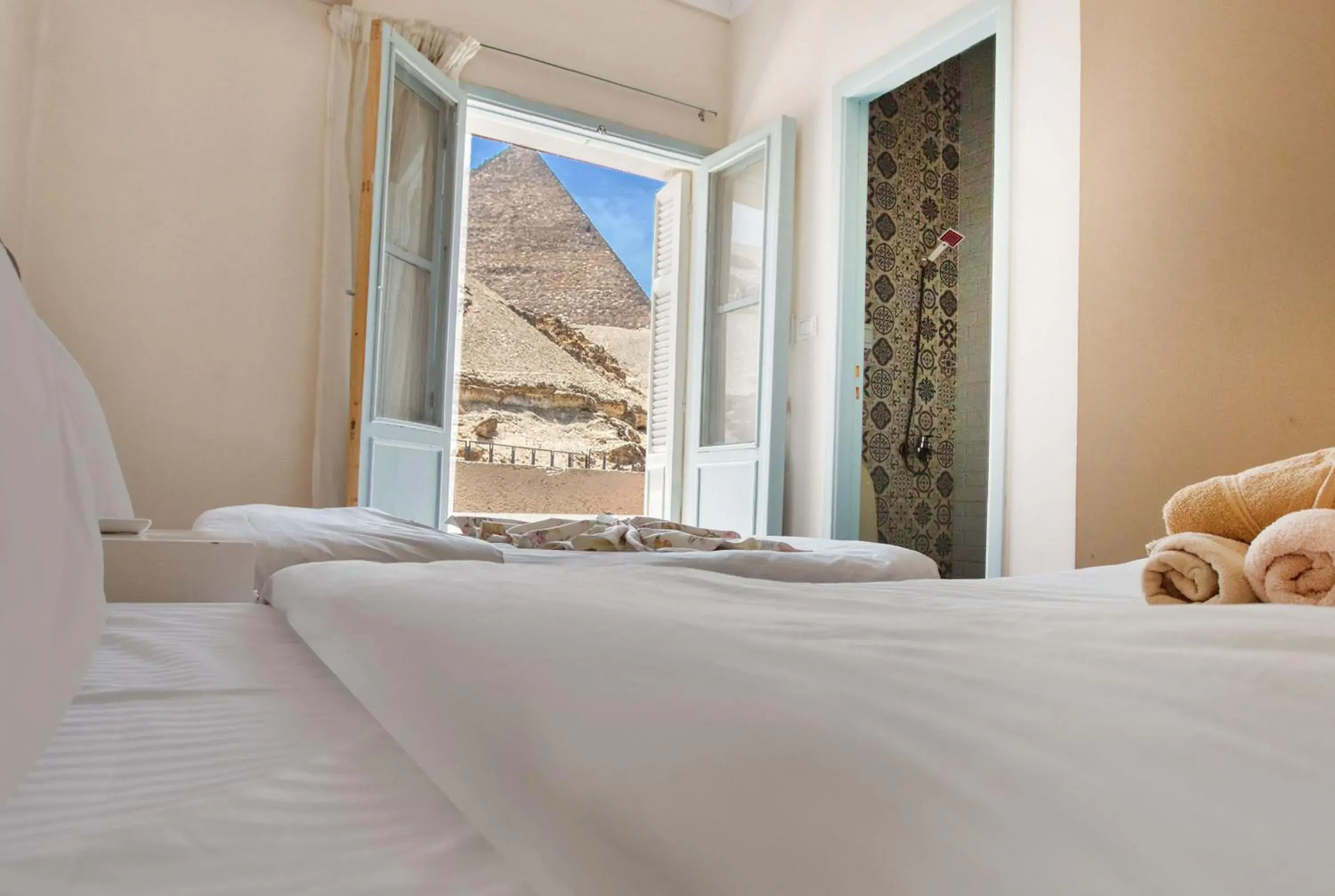 Deluxe Double or Twin Room with Balcony - Pyramids View in Villa Khufu Pyramids Hotel Deluxe Double or Twin Room with Balcony - Pyramids View in Villa Khufu Pyramids Hotel