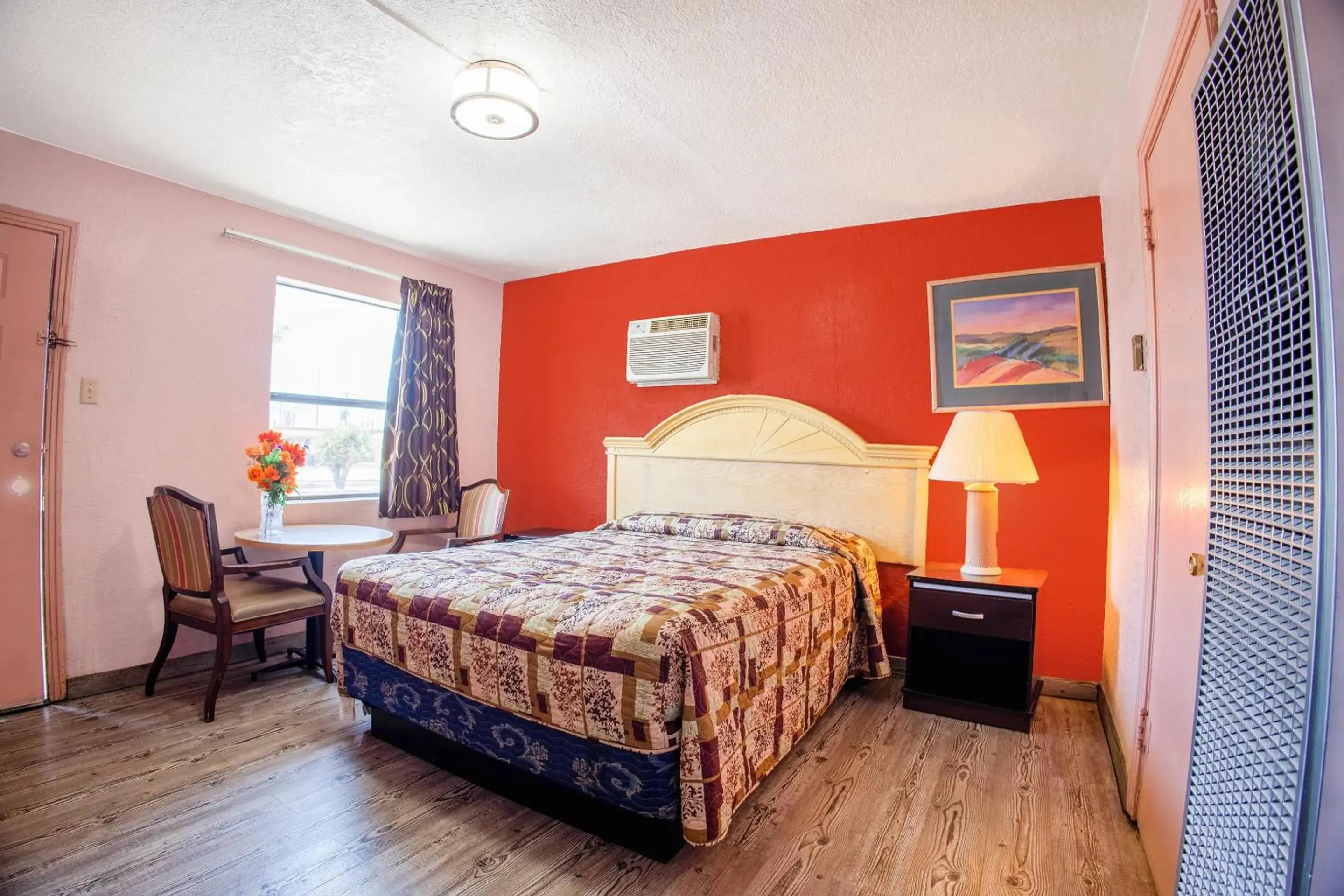 Queen Bed Non-Smoking in Sands Motel By OYO El Paso near Airport Queen Bed Non-Smoking in Sands Motel By OYO El Paso near Airport