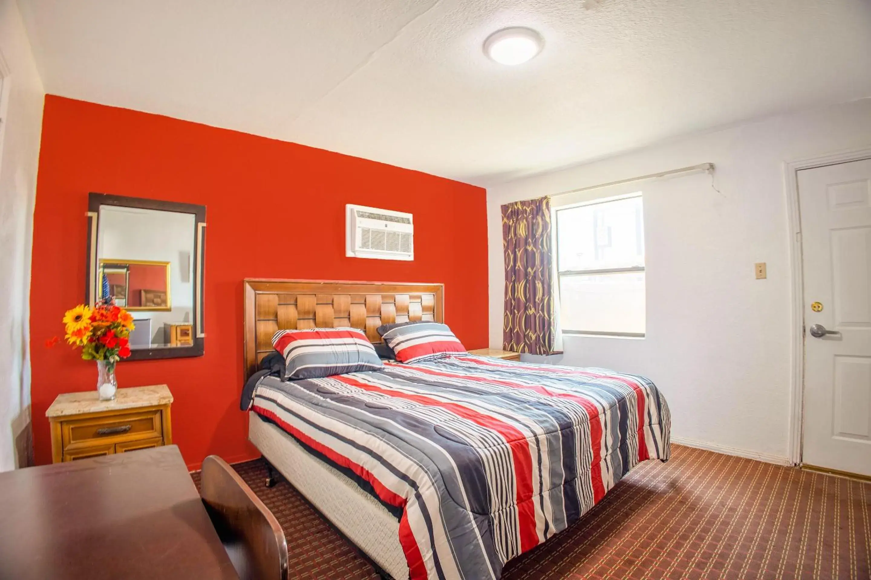 King Bed Non-Smoking in Sands Motel By OYO El Paso near Airport King Bed Non-Smoking in Sands Motel By OYO El Paso near Airport