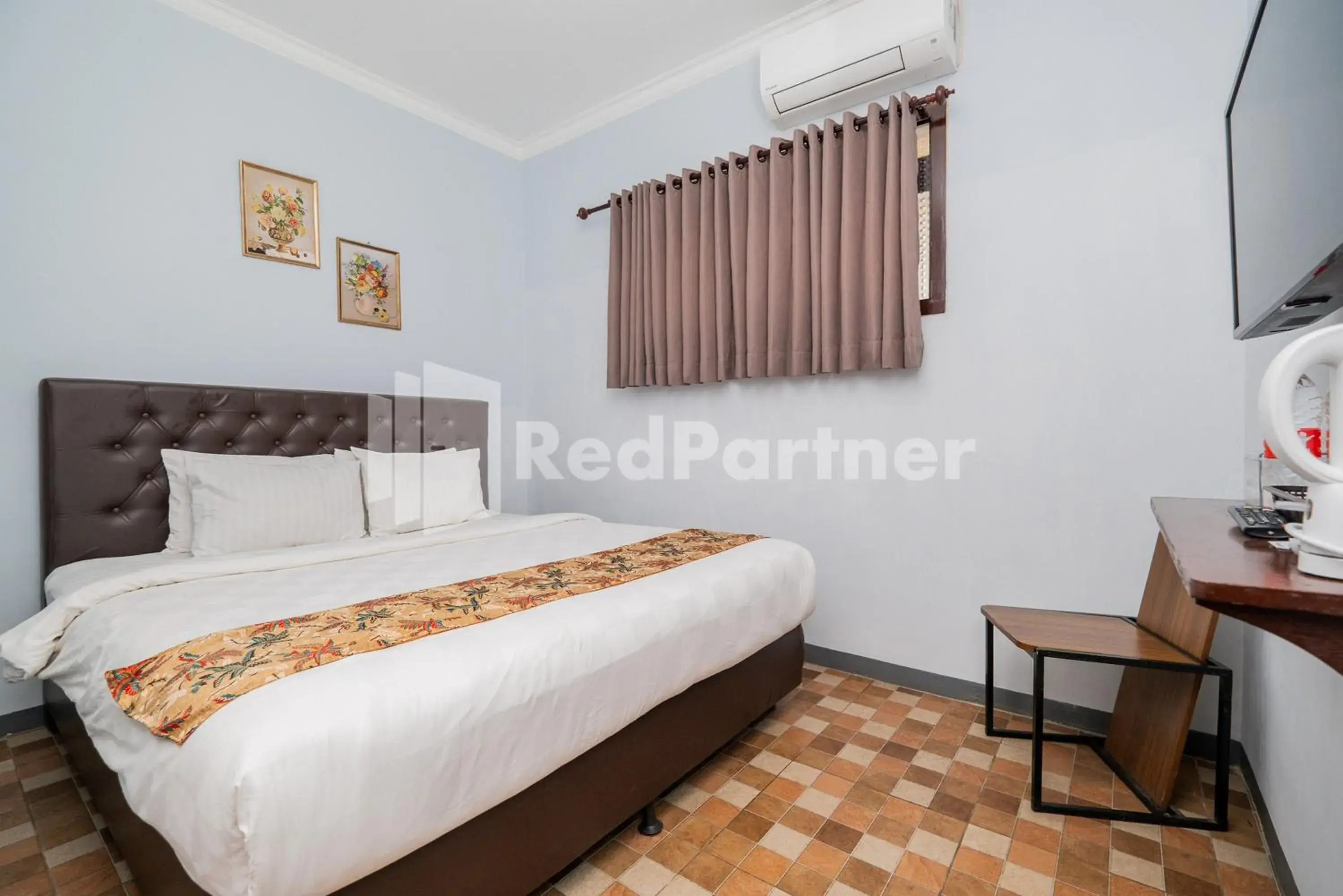 Standard Double Room in Swun Stay Inn At Sawahan Mitra RedDoorz Standard Double Room in Swun Stay Inn At Sawahan Mitra RedDoorz