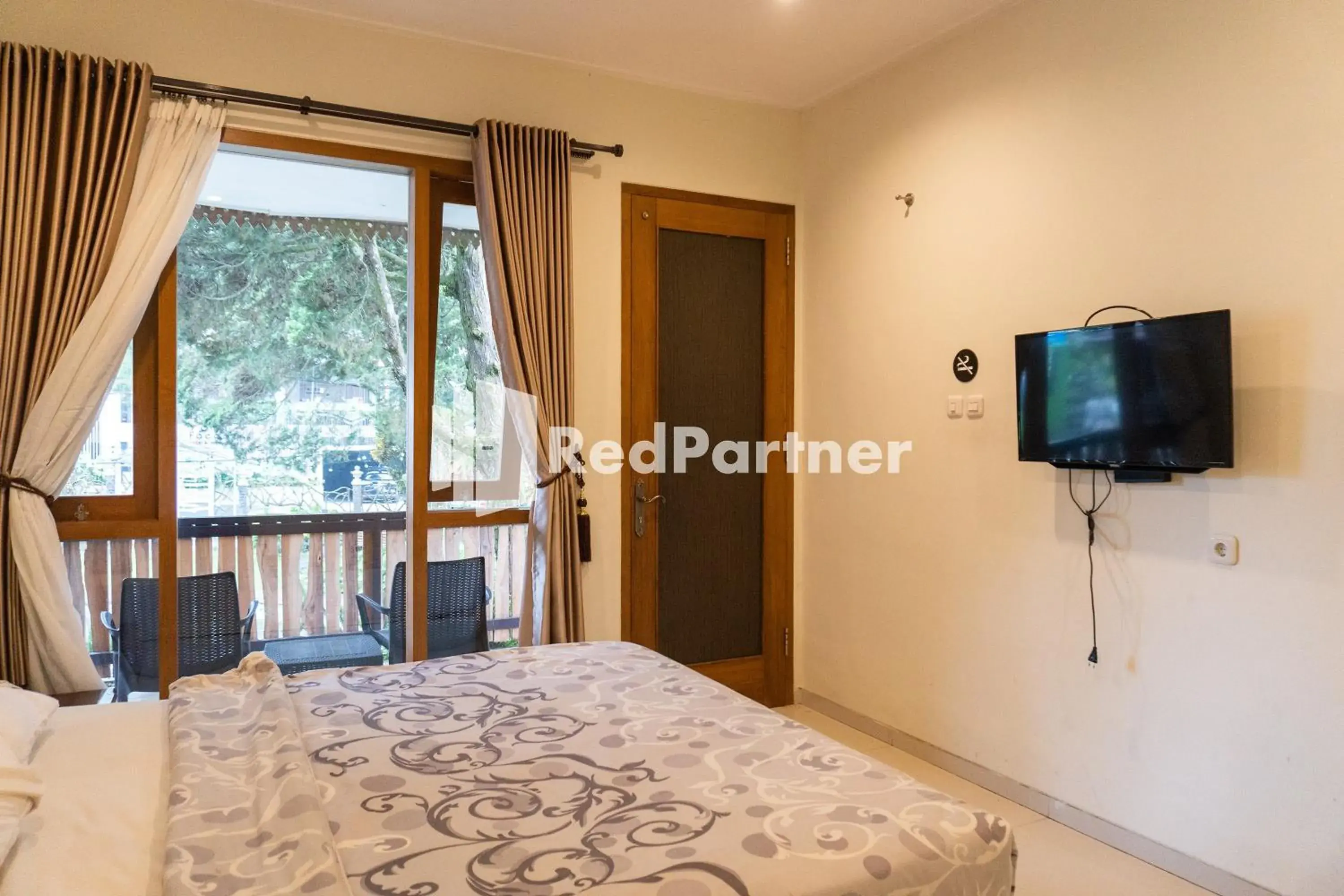 Deluxe Room in Javenir Hotel Tawangmangu Mitra RedDoorz Deluxe Room in Javenir Hotel Tawangmangu Mitra RedDoorz