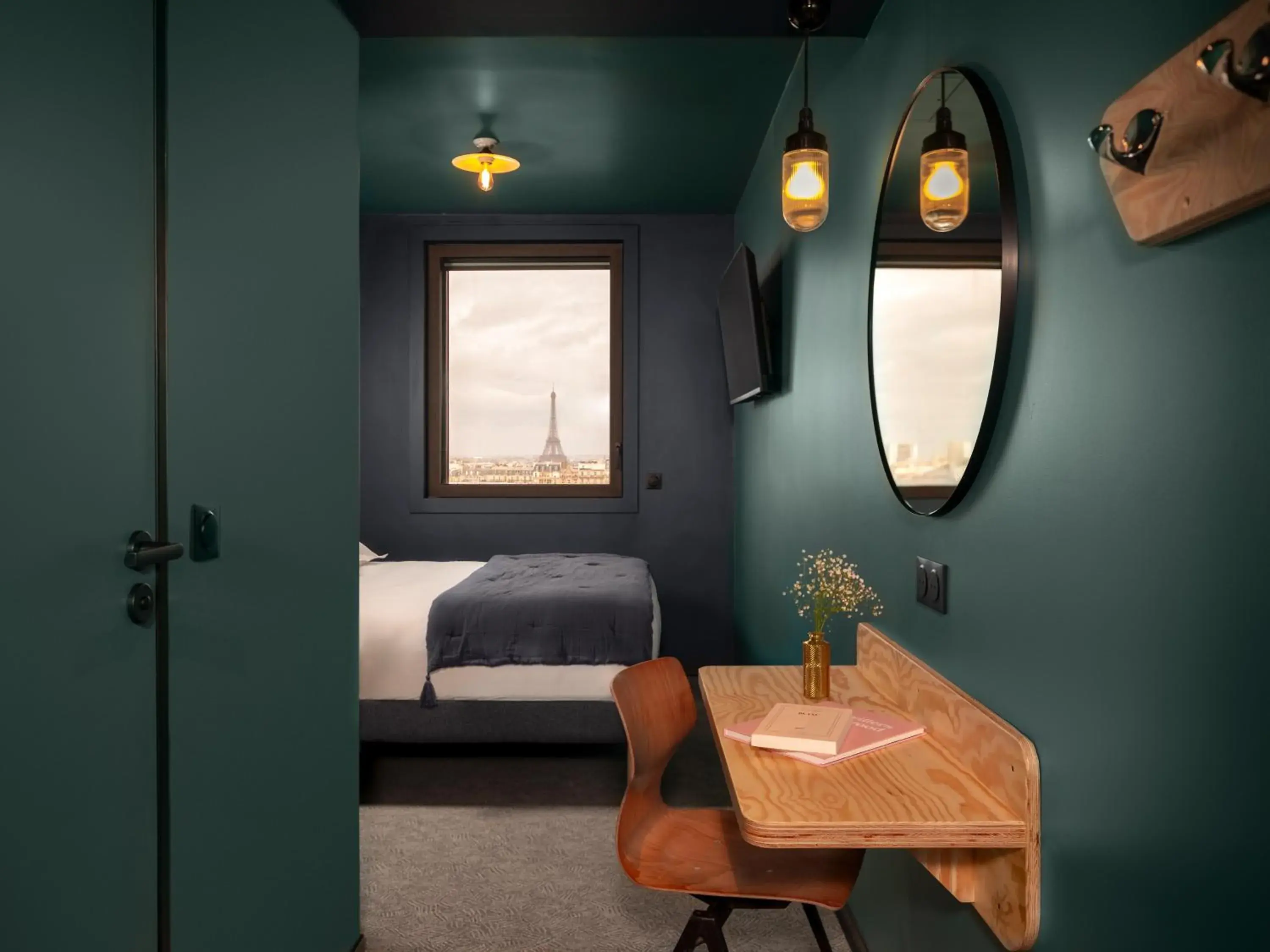 Eklo Family with view of the Eiffel Tower in Eklo Paris Expo Porte de Versailles Eklo Family with view of the Eiffel Tower in Eklo Paris Expo Porte de Versailles