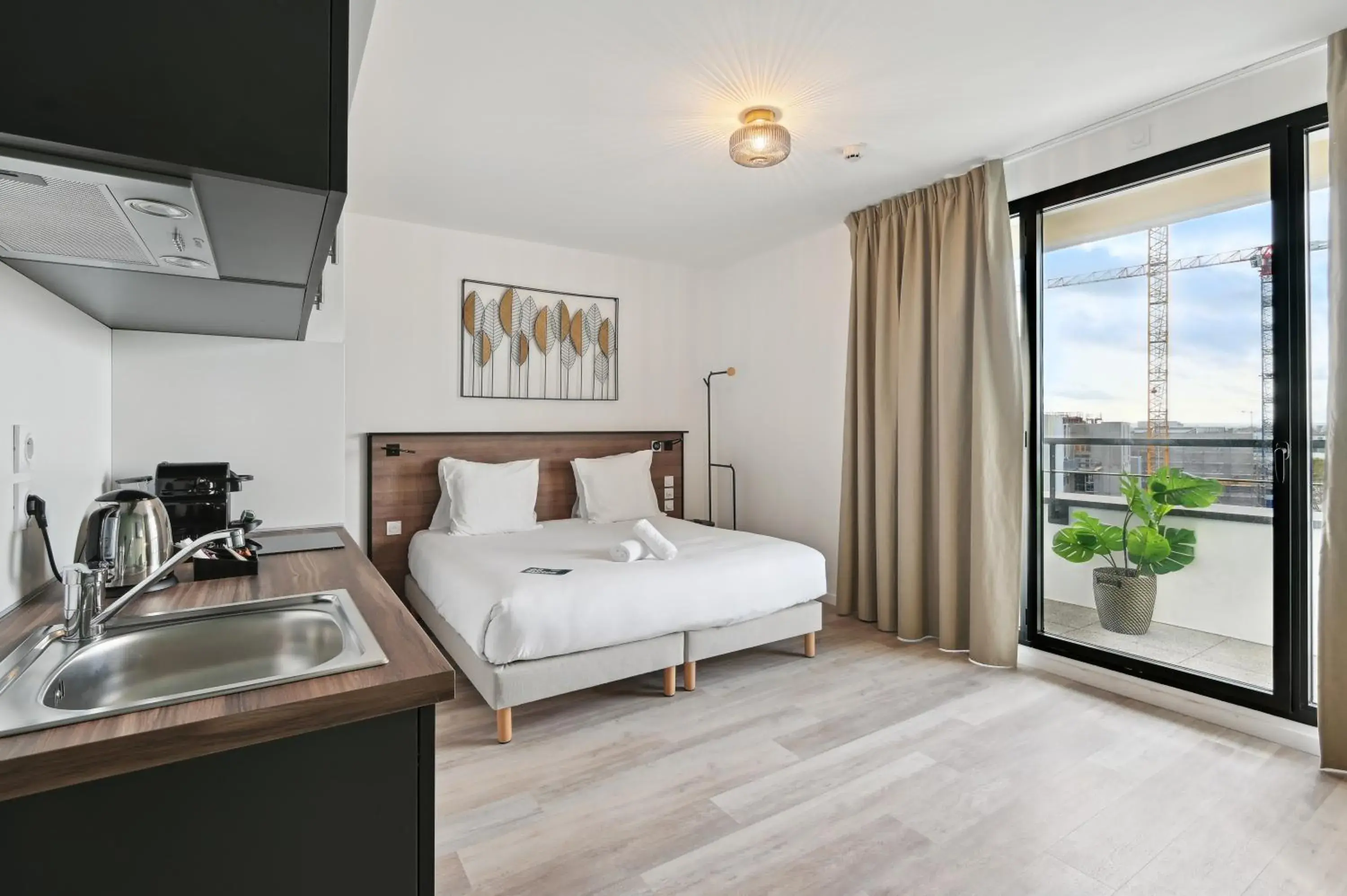 Superior studio (double bed) Large Balcony in All Suites Paris Ouest Colombes Superior studio (double bed) Large Balcony in All Suites Paris Ouest Colombes