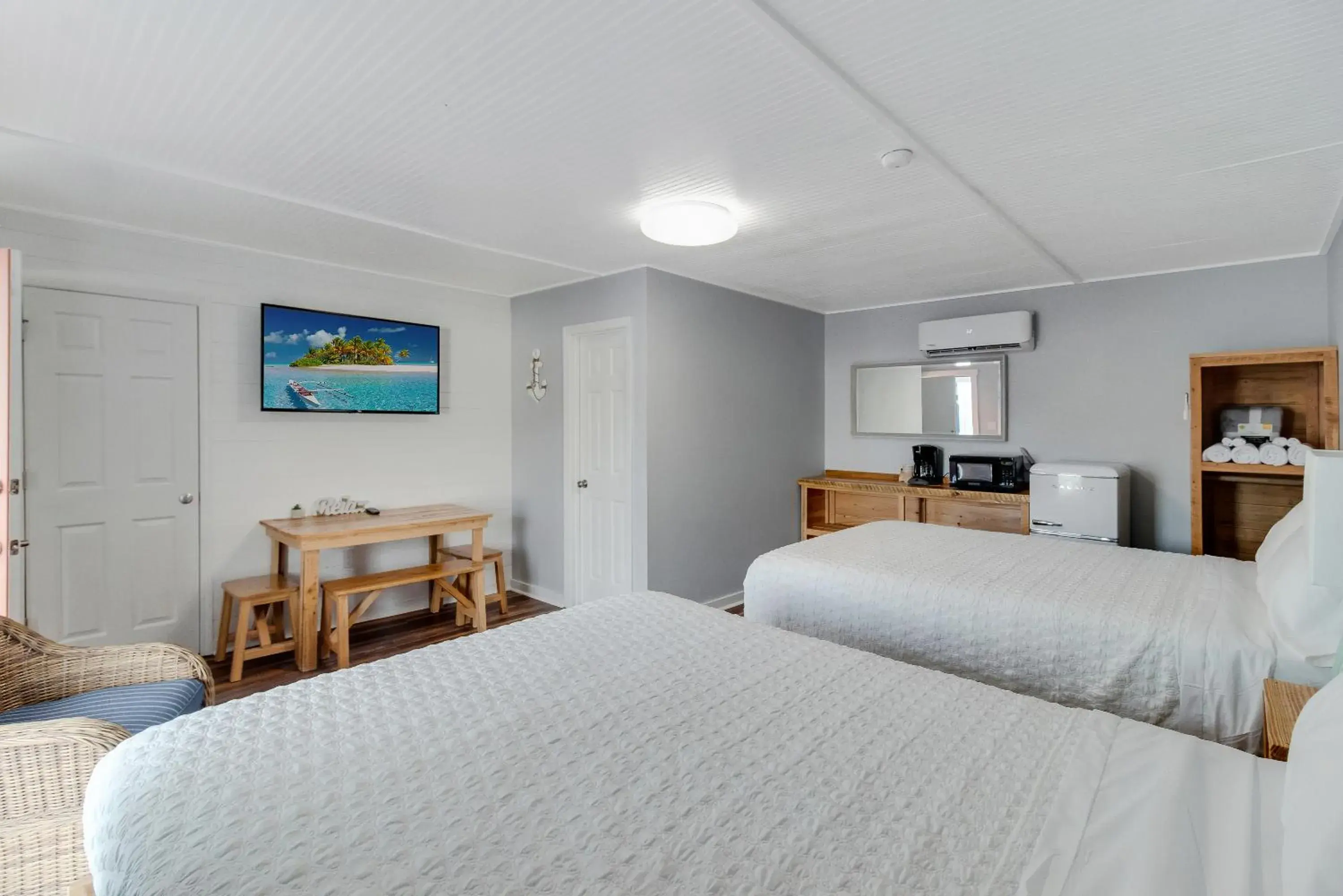 Queen Room in Anchor Inn Motel Queen Room in Anchor Inn Motel