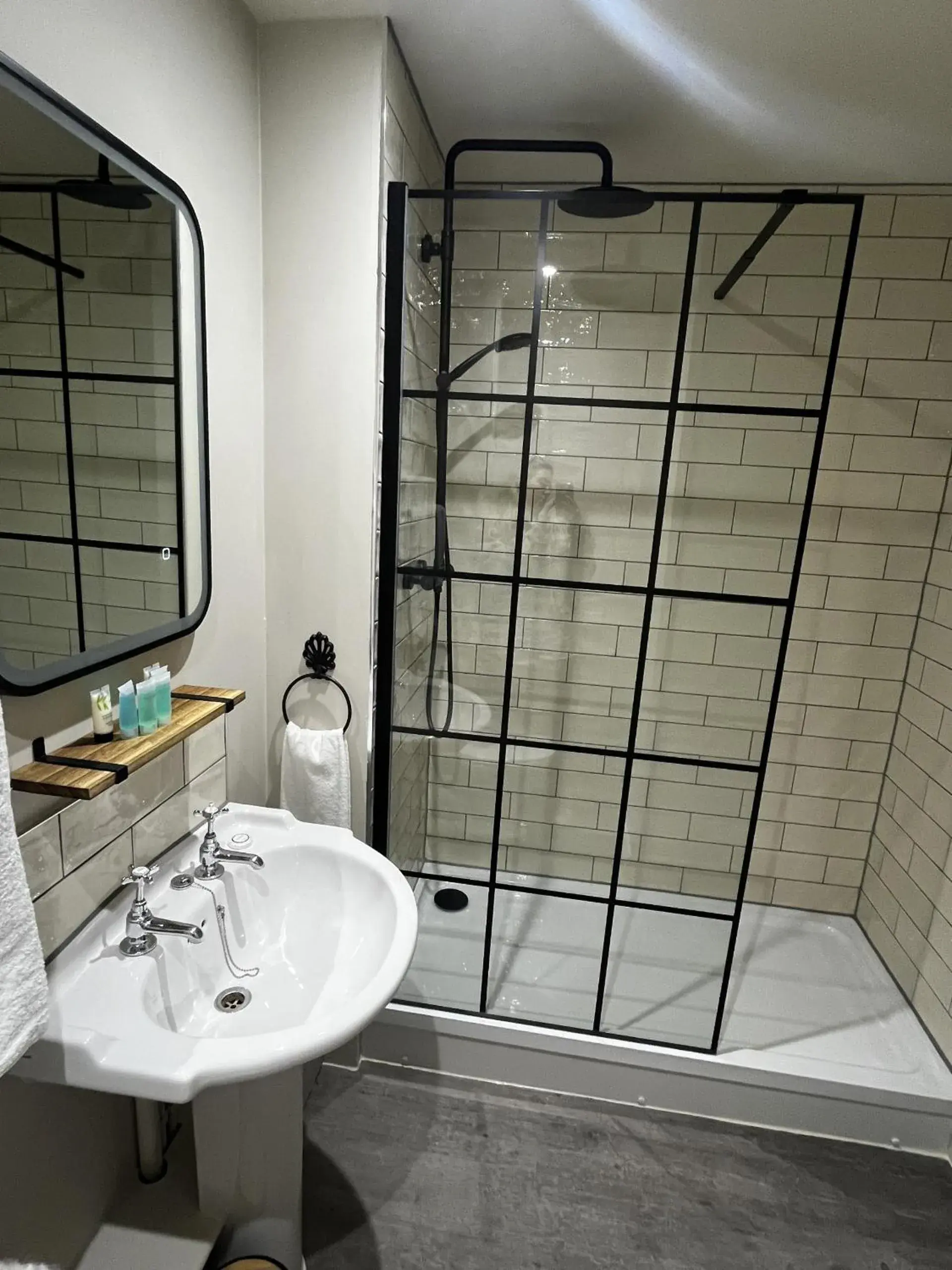 Deluxe Double Room with Shower - single occupancy in The Talbot Inn Deluxe Double Room with Shower - single occupancy in The Talbot Inn