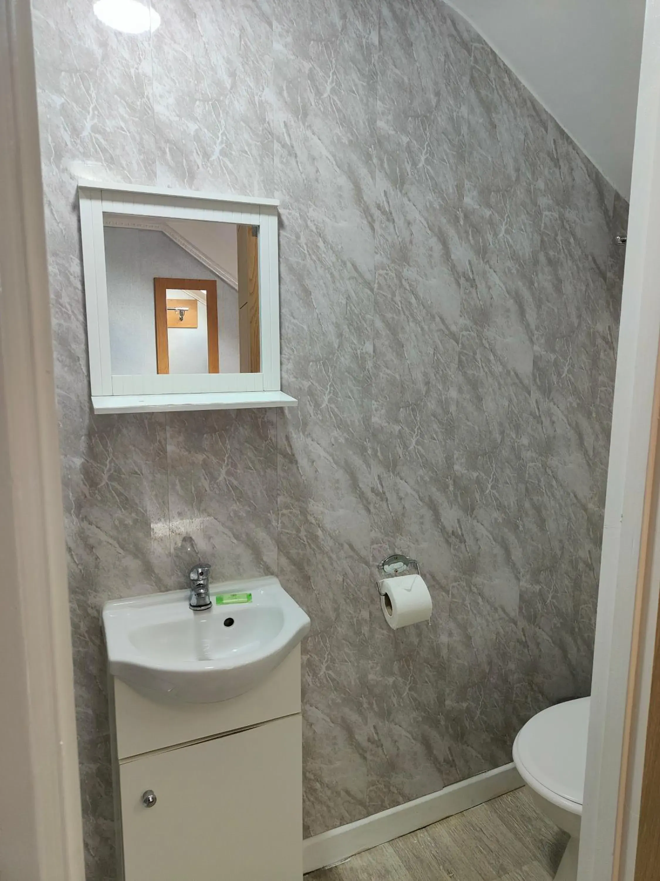 Twin Room with Private Bathroom in Hotels 24-7 - The Old Victoria Hotel Twin Room with Private Bathroom in Hotels 24-7 - The Old Victoria Hotel