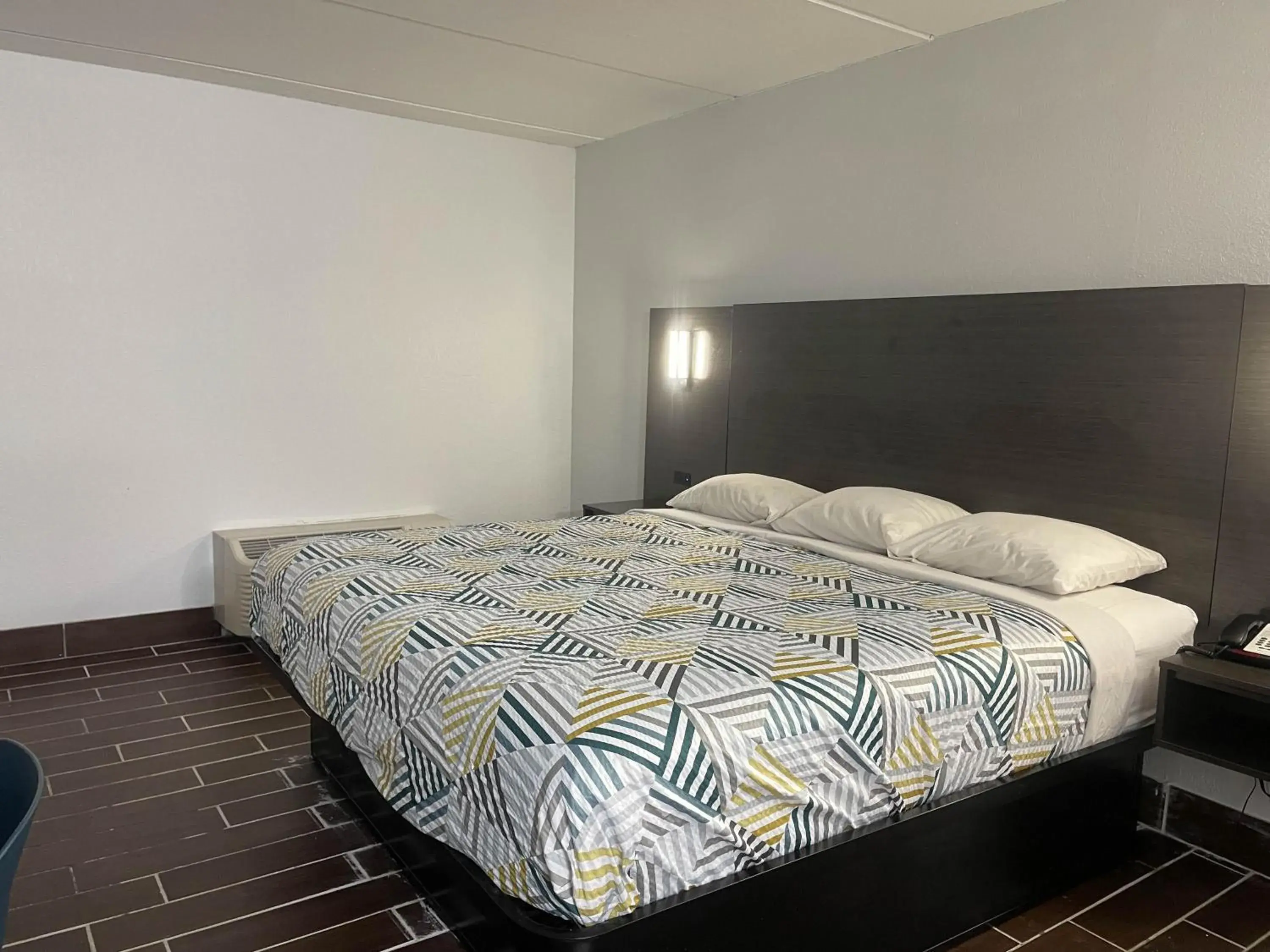 Deluxe King Suite - Non-Smoking in Studio 6 Stockbridge GA Hwy 138 W Deluxe King Suite - Non-Smoking in Studio 6 Stockbridge GA Hwy 138 W