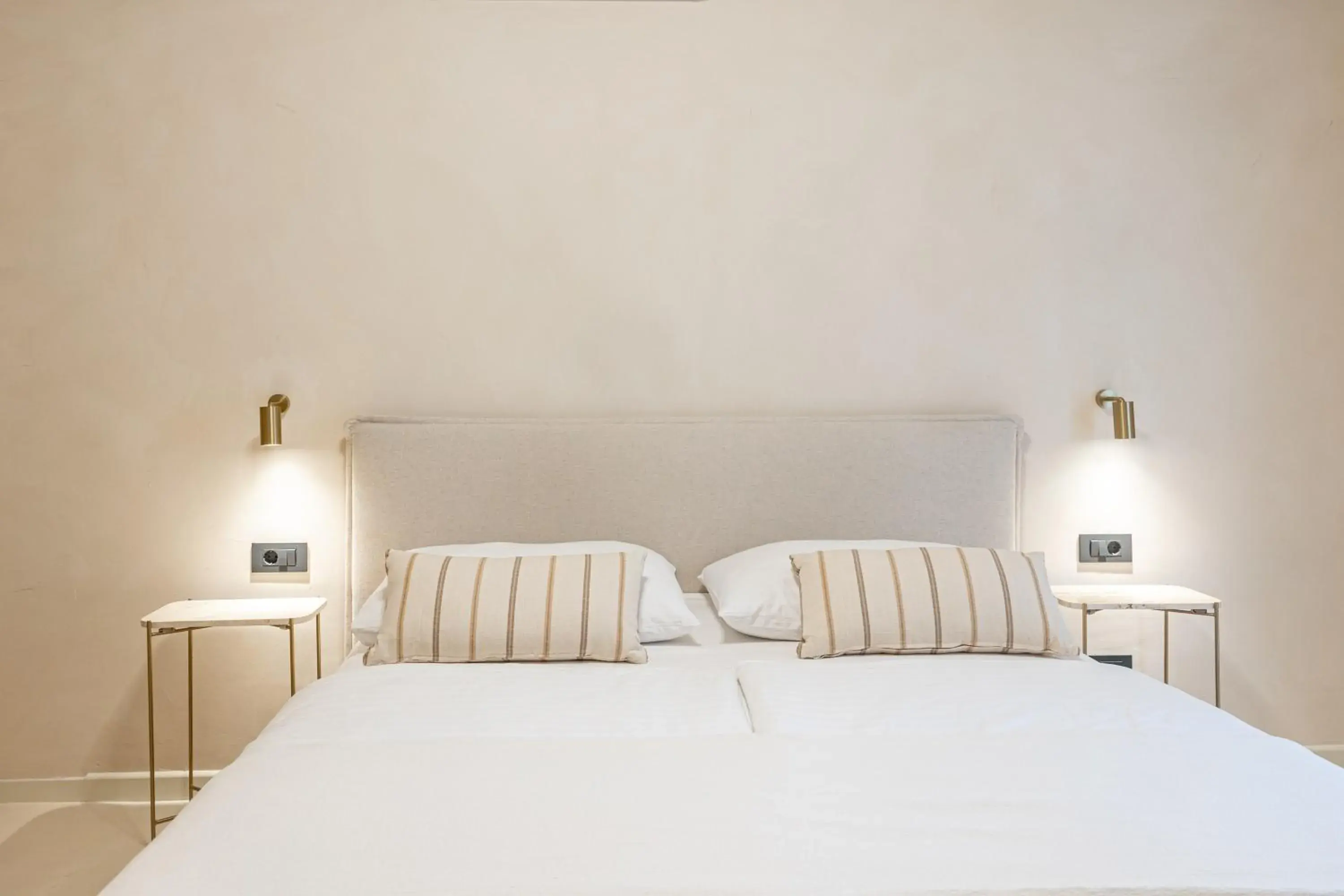 Queen Room with Balcony in lo͝or luxury retreat Queen Room with Balcony in lo͝or luxury retreat