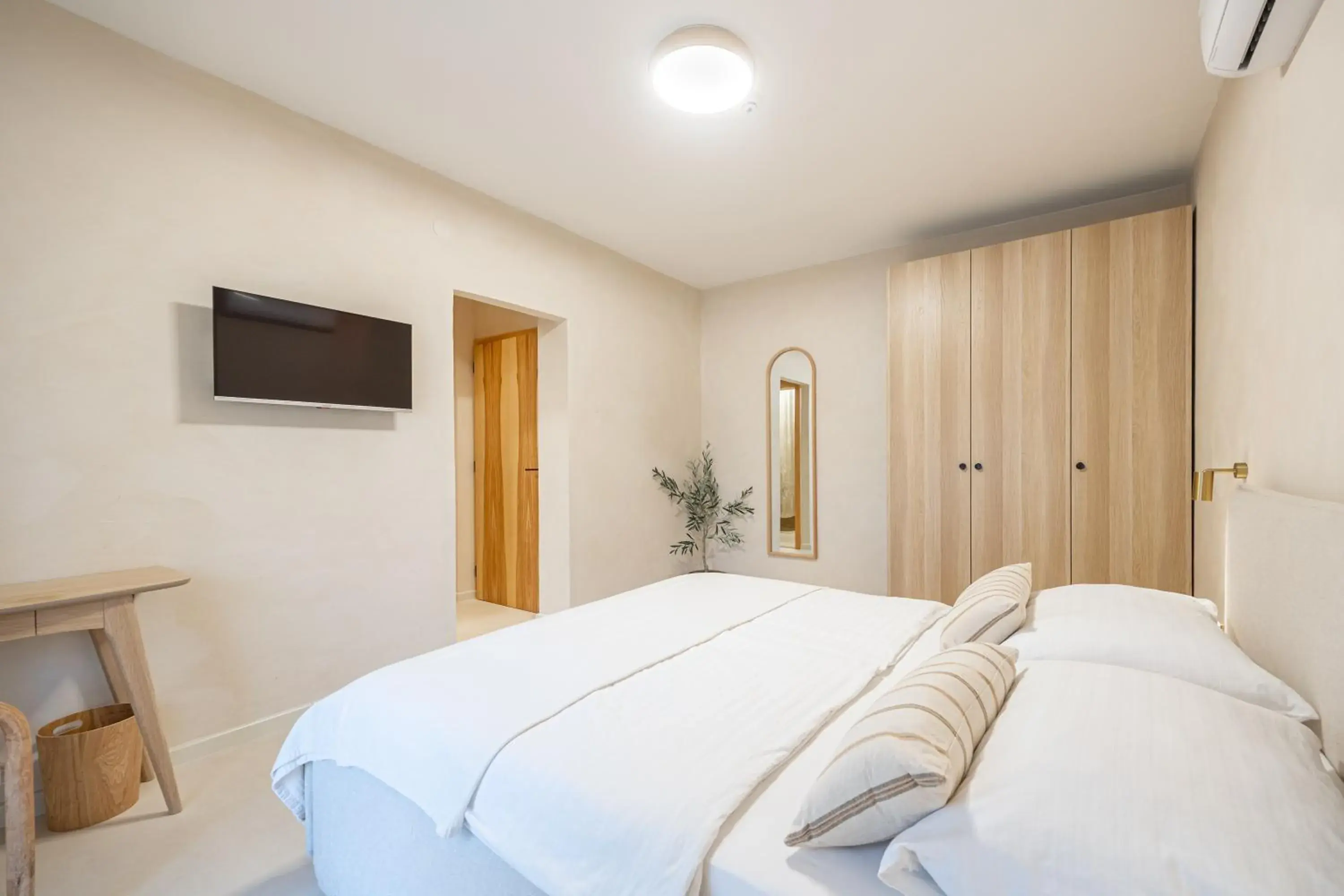 Double Room with Balcony in lo͝or luxury retreat Double Room with Balcony in lo͝or luxury retreat