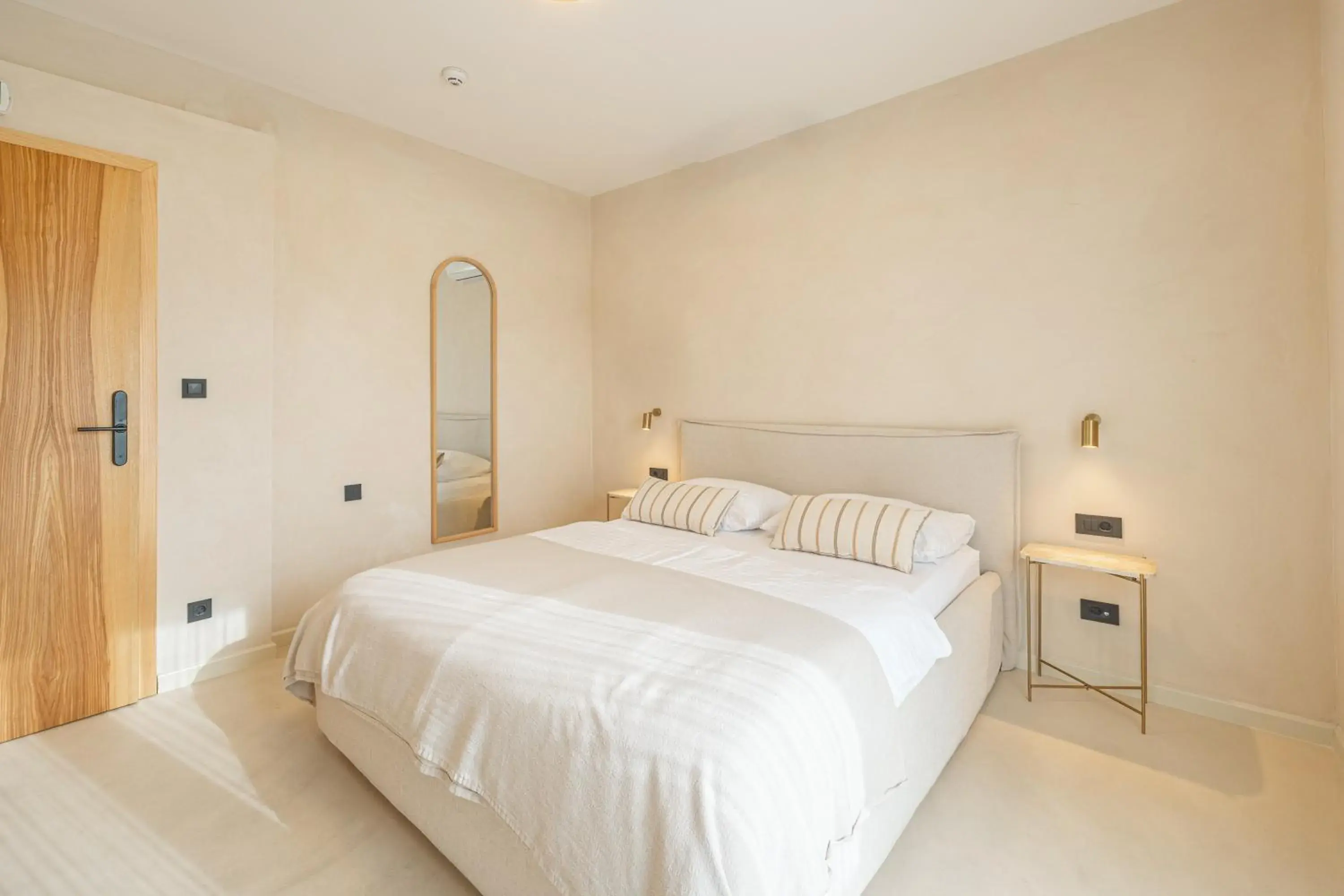 Deluxe Double Room with Balcony and Sea View in lo͝or luxury retreat Deluxe Double Room with Balcony and Sea View in lo͝or luxury retreat