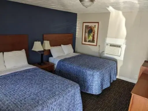 Double Room in Bea's Parkway Inn Double Room in Bea's Parkway Inn