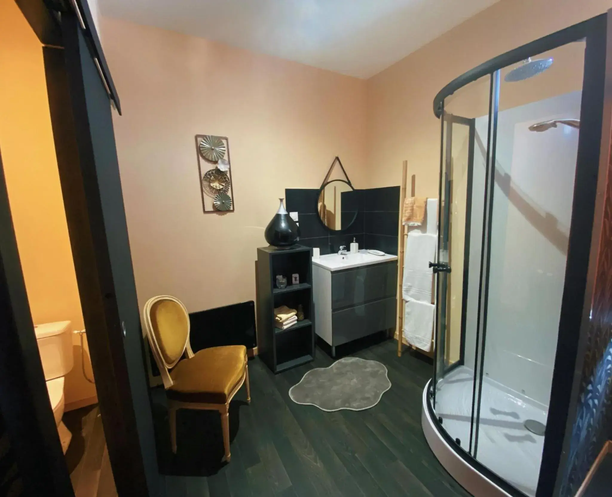 Double Room with Private Bathroom in Chambres d’hôte au Chapeau Claque Cabaret Double Room with Private Bathroom in Chambres d’hôte au Chapeau Claque Cabaret