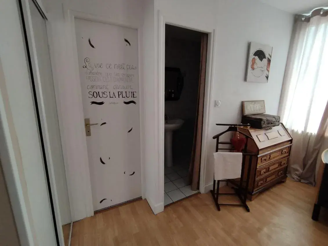 Double Room in Chambres d’hôte au Chapeau Claque Cabaret Double Room in Chambres d’hôte au Chapeau Claque Cabaret