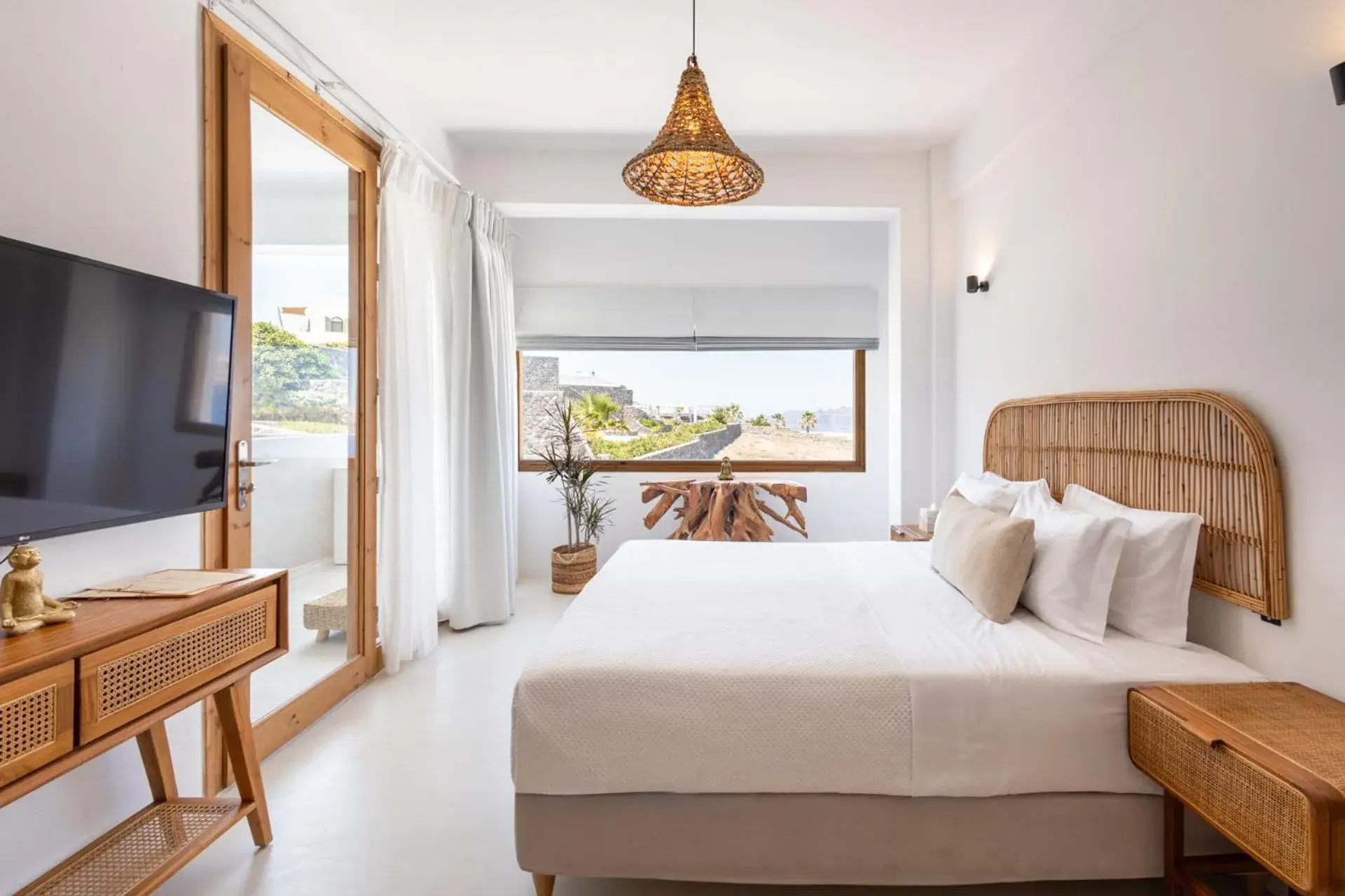 Deluxe Suite with Hot Tub and Caldera View in Divino Caldera Deluxe Suite with Hot Tub and Caldera View in Divino Caldera