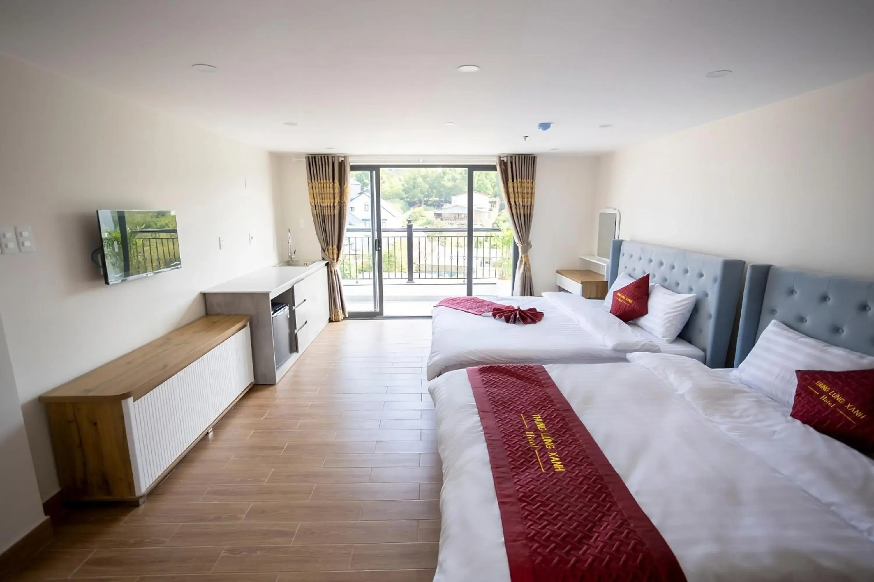 Family Room with Balcony in Thung Lũng Xanh TQK Hotel Family Room with Balcony in Thung Lũng Xanh TQK Hotel