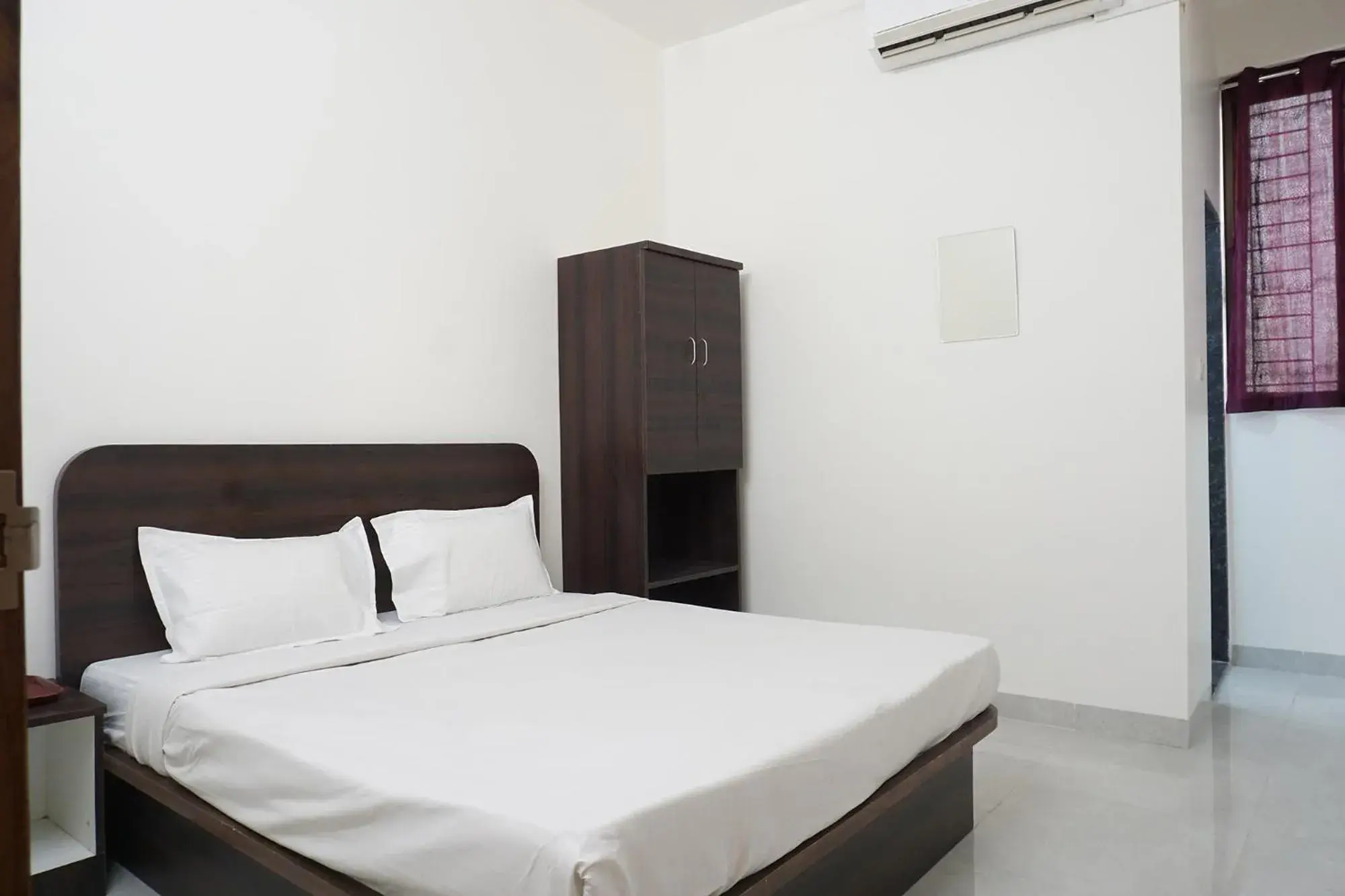 Deluxe Room - single occupancy in FabHotel Gargi Galuxe - Nr Ankushrao Natyagruha Deluxe Room - single occupancy in FabHotel Gargi Galuxe - Nr Ankushrao Natyagruha