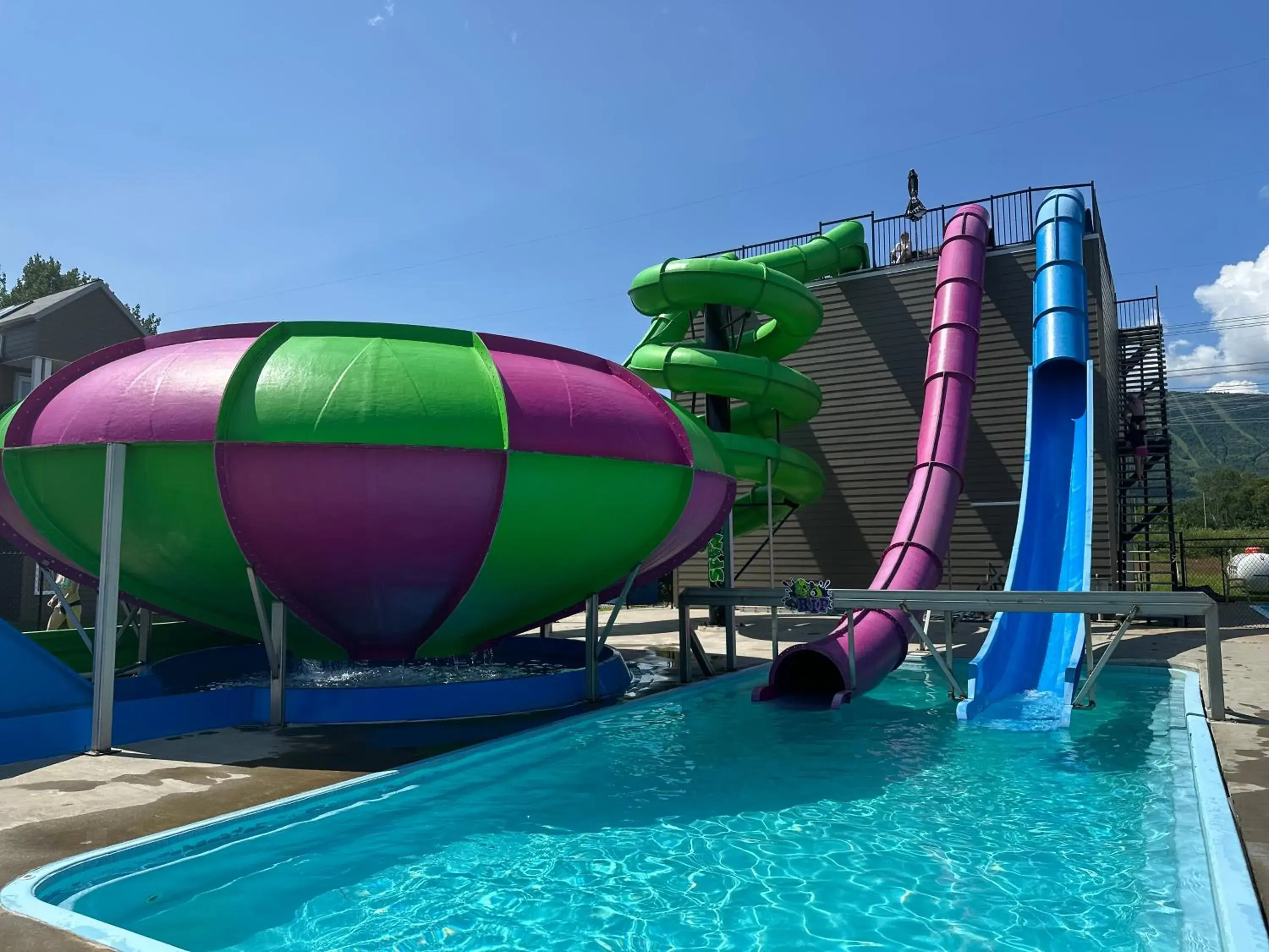 Condos Vacances MSA CHALET AVEC PISCINE ET SPAS EXTERIEURS GRATUITS 4 SAISONS Condos Vacances MSA CHALET AVEC PISCINE ET SPAS EXTERIEURS GRATUITS 4 SAISONS